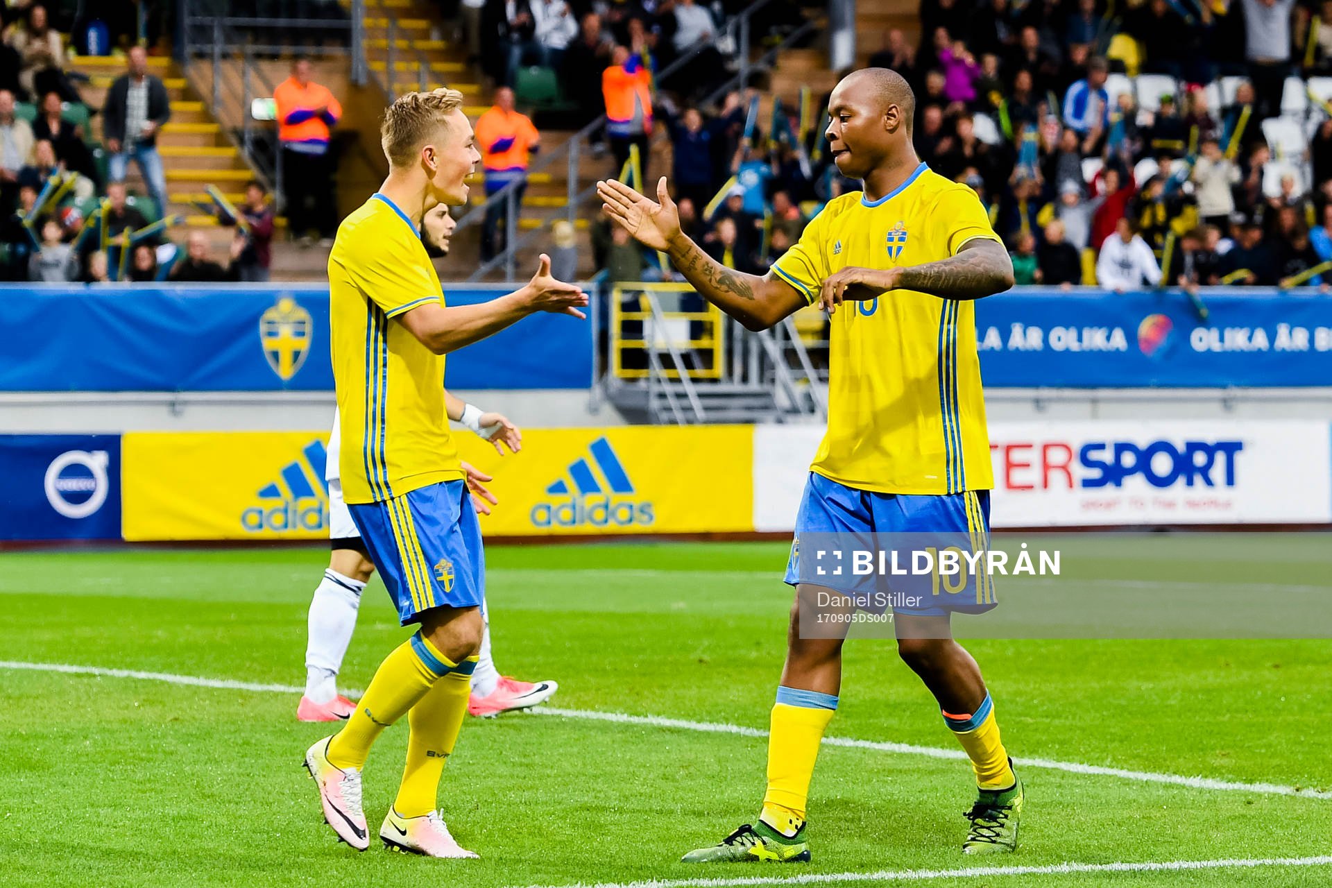 Sveriges Joel Andersson och Carlos Strandberg jublar