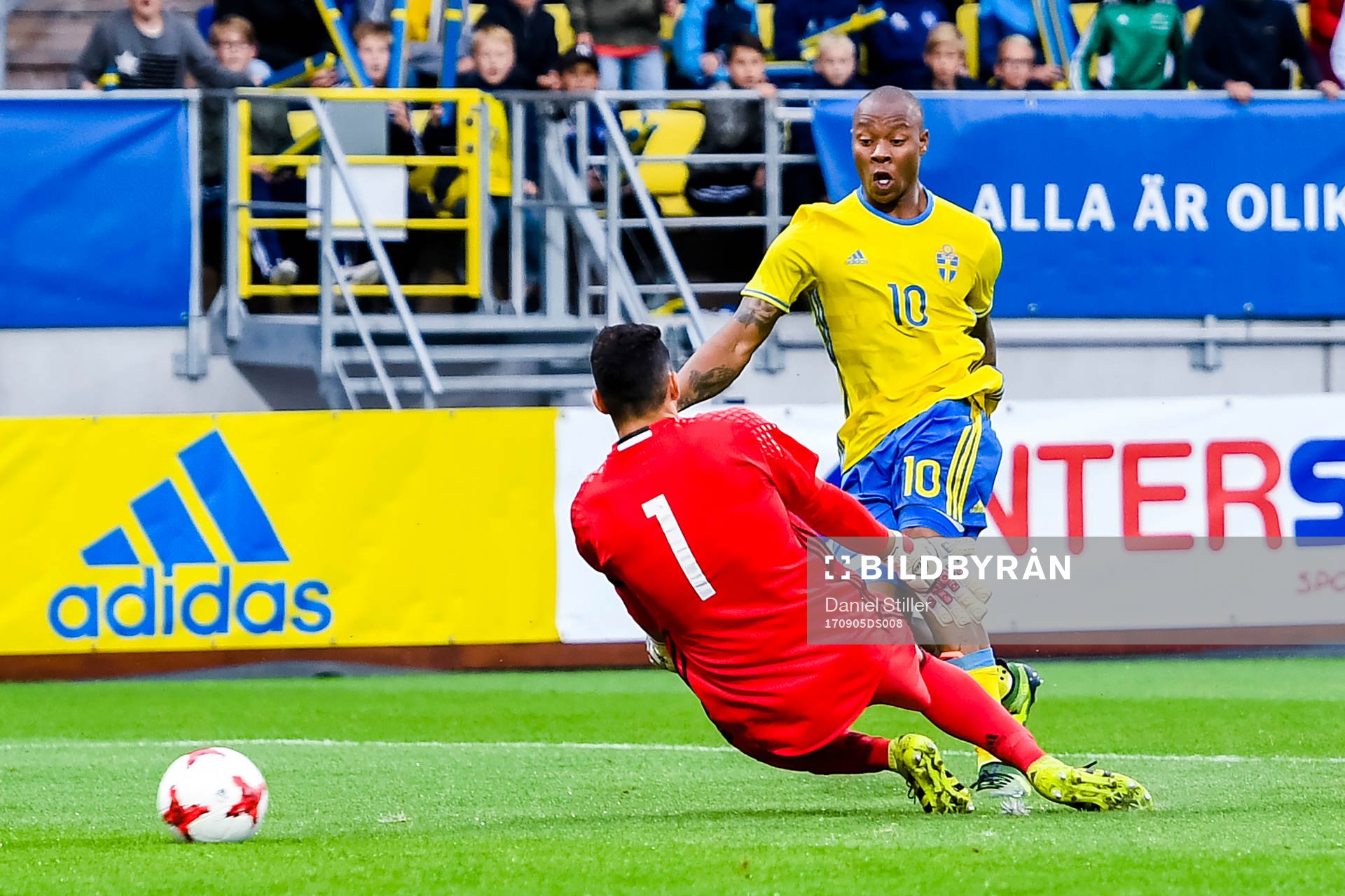 Sveriges Carlos Strandberg gör 1-0 bakom Cyperns målvakt