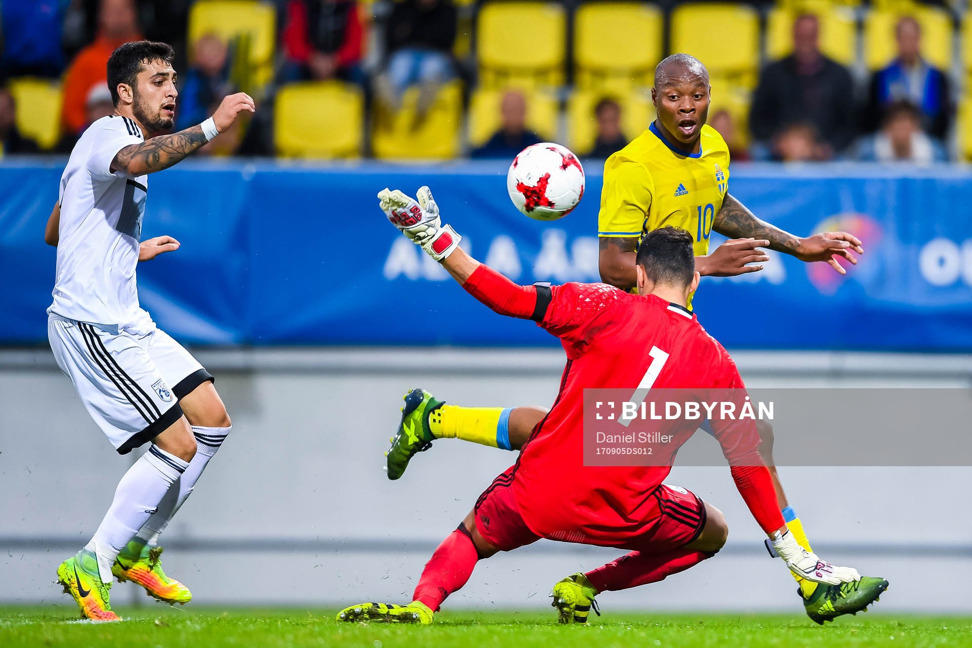 Sveriges Carlos Strandberg gör 3-0 bakom Cyperns målvakt