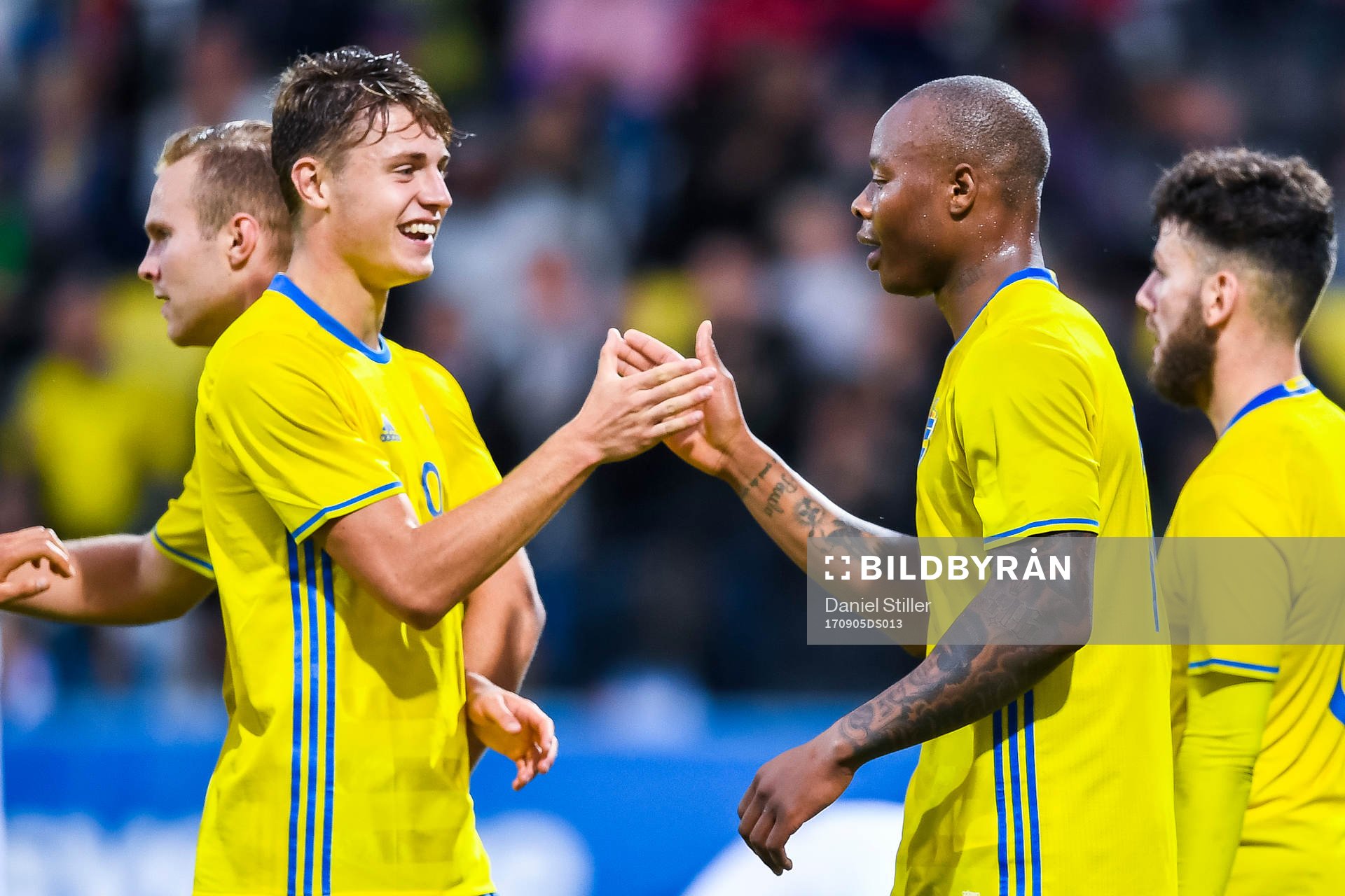 Sveriges Mattias Svanberg och Carlos Strandberg jublar