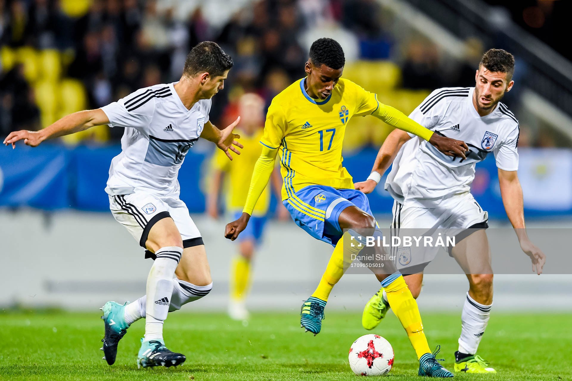 Sveriges Alexander Isak jagas av Cyperns Christos Wheeler