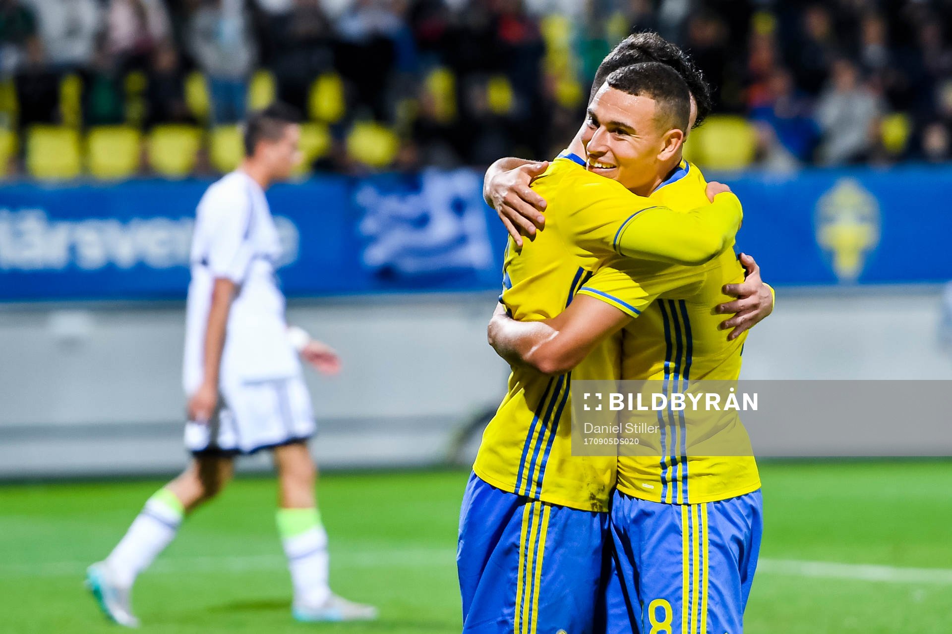 Sveriges Erdal Rakip jublar med Jordan Larsson