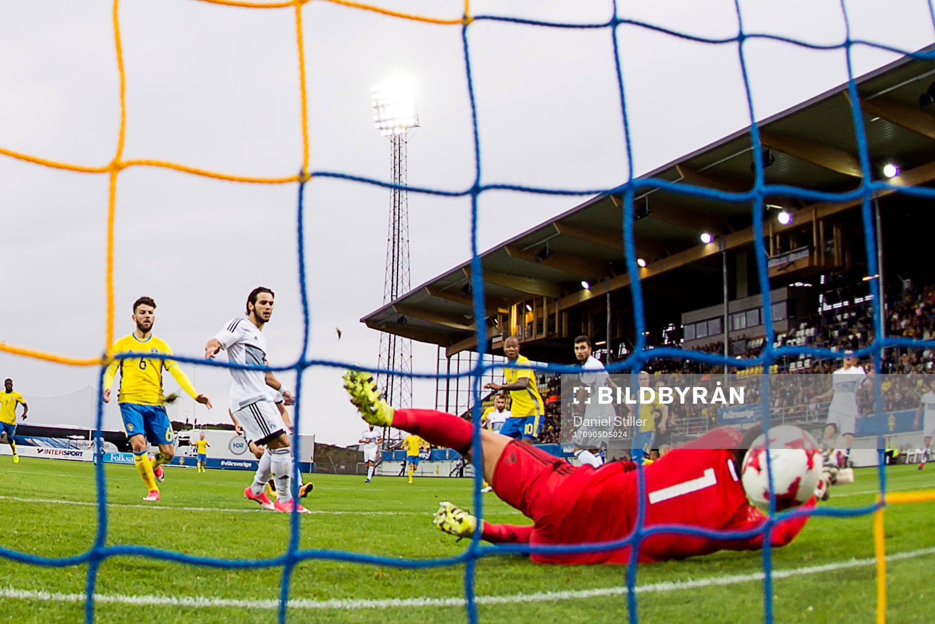 Sveriges Erdal Rakip ser på när Carlos Strandberg gör