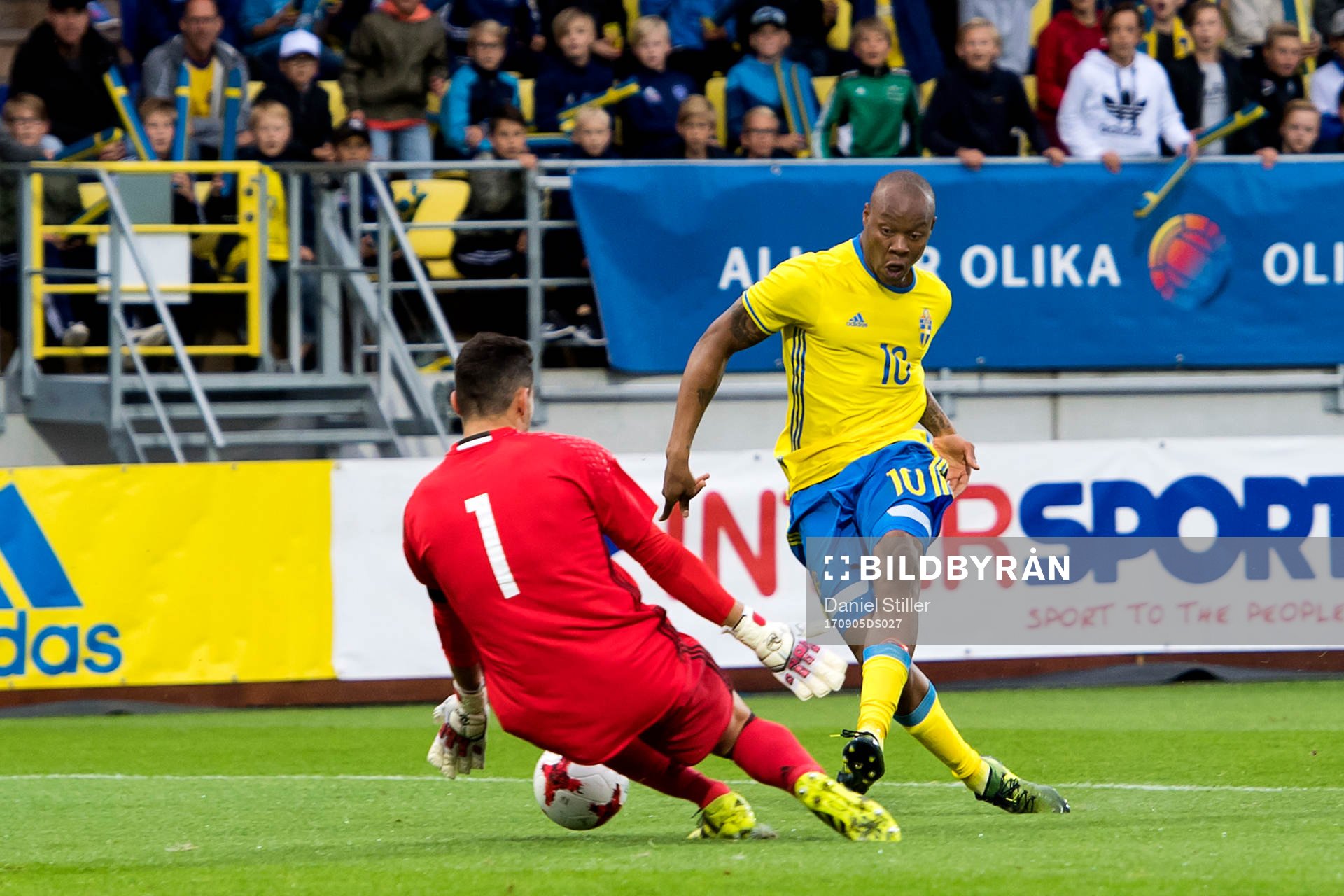 Sveriges Carlos Strandberg gör 2-0 bakom Cyperns målvakt