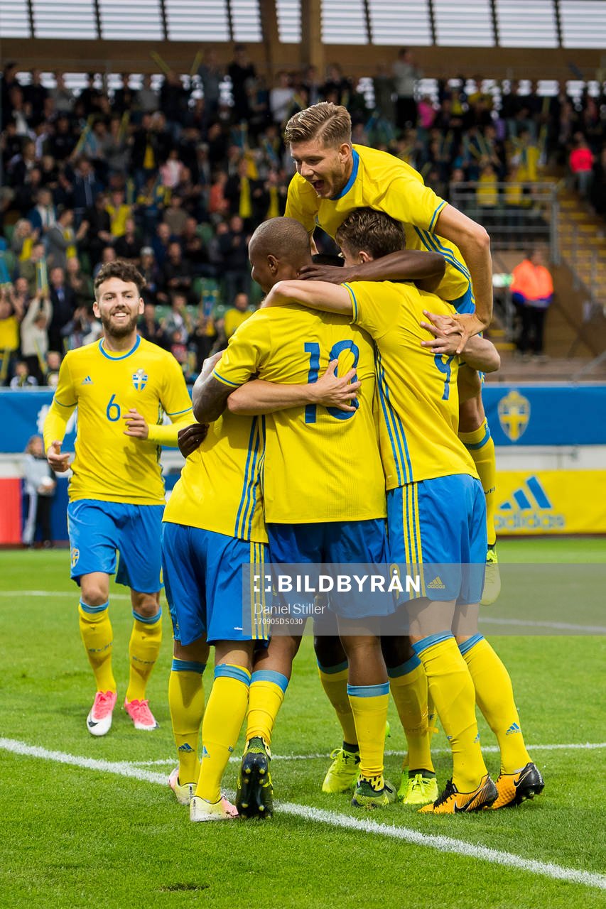 Sverige och Anton Salétros jublar efter att Carlos Strandberg gjort 1-0 under fotbollsmatchen i kvalet till U21-EM mellan Sverige och Cypern den 5 september 2017 i Falkenberg.