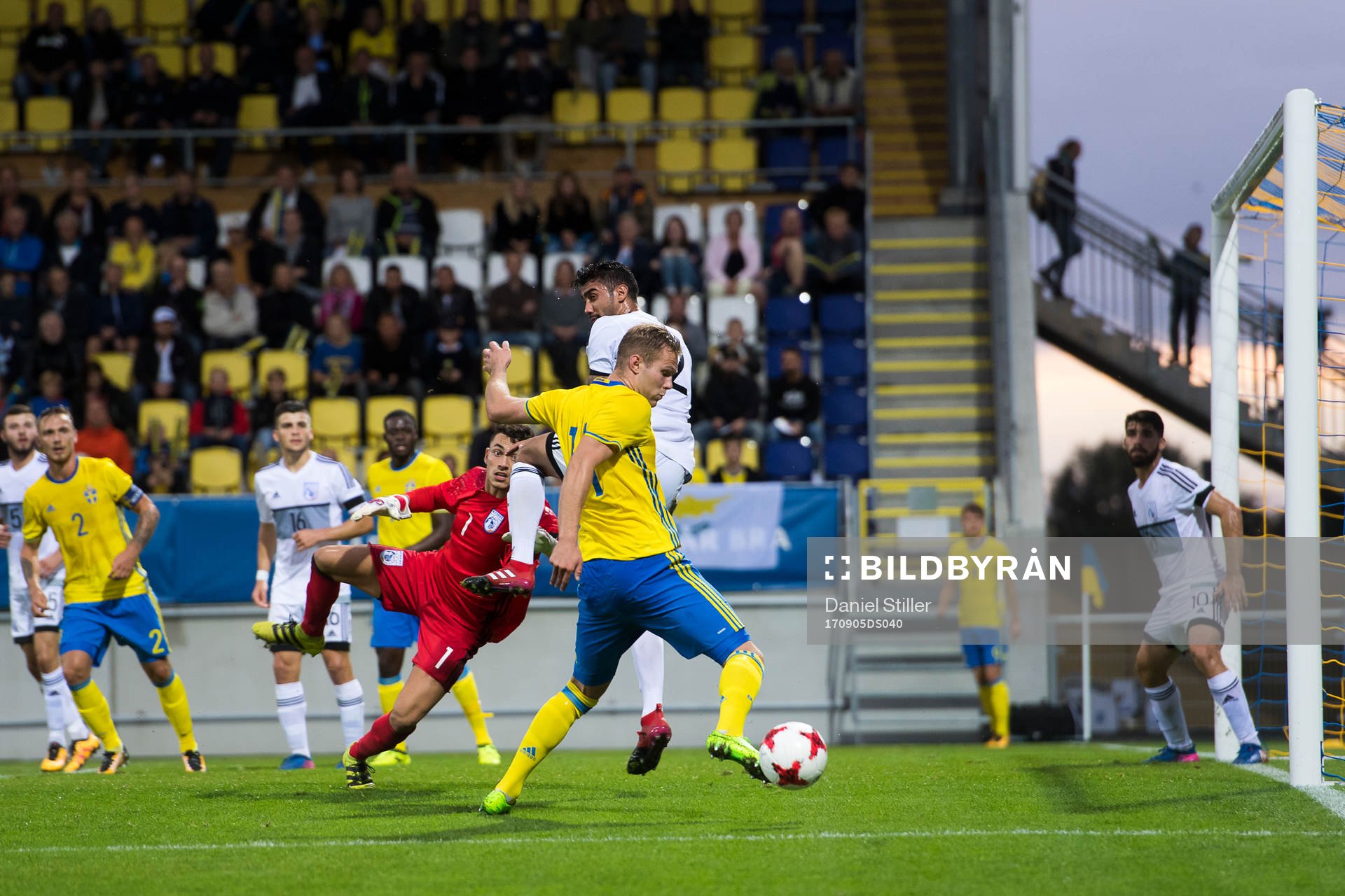 Sveriges Gustav Engvall har en chans men missar