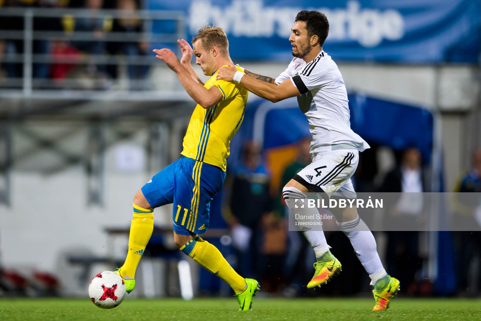 Sveriges Gustav Engvall hålls fast av Cyperns Rafael