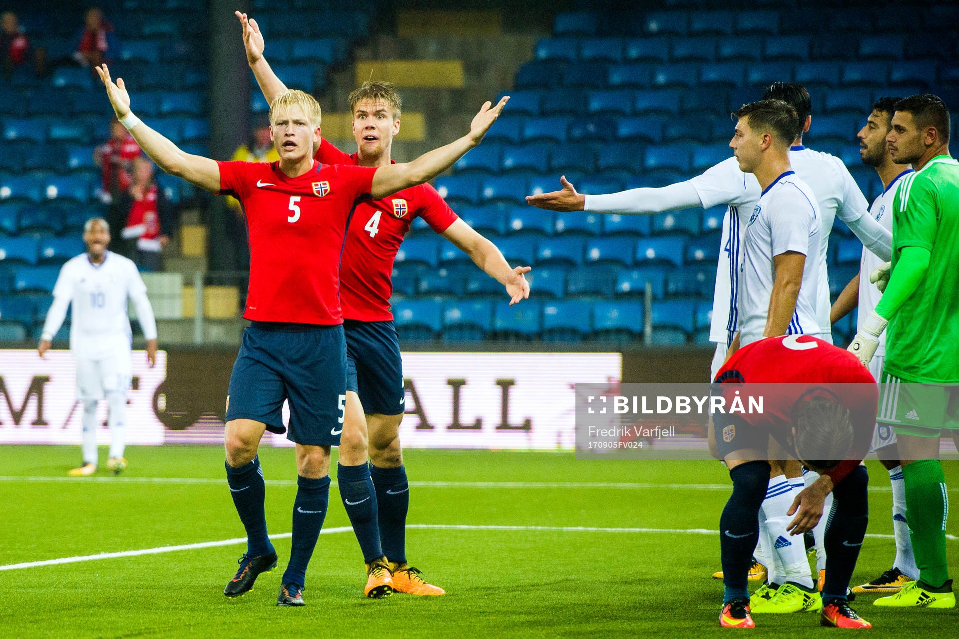 Andreas Hanche-Olsen, Kristoffer Ajer of Norway react