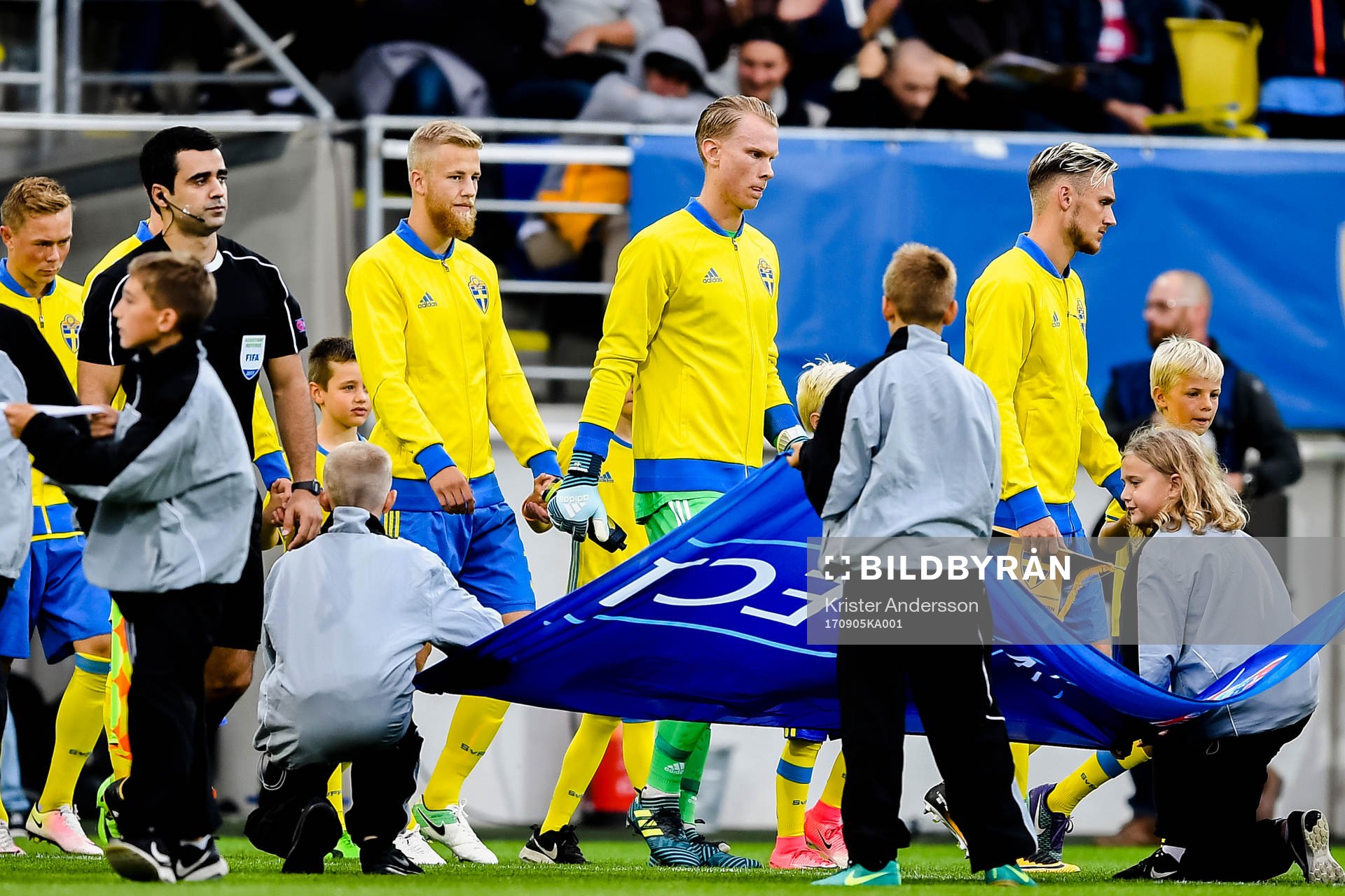 Sveriges målvakt Pontus Dahlberg före fotbollsmatchen i