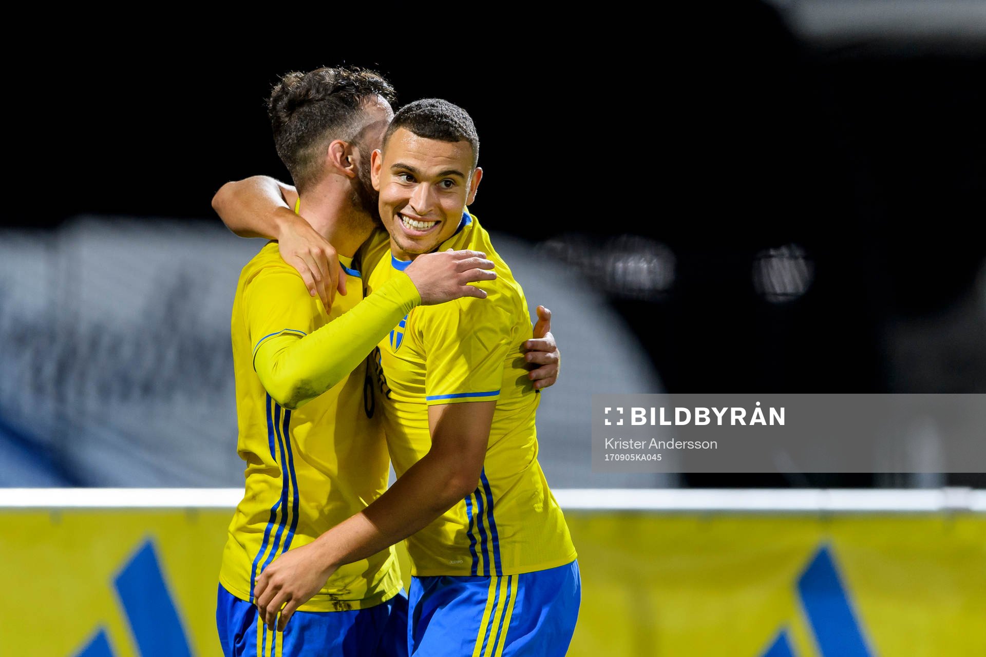Sveriges Jordan Larsson jublar med Erdal Rakip som precis