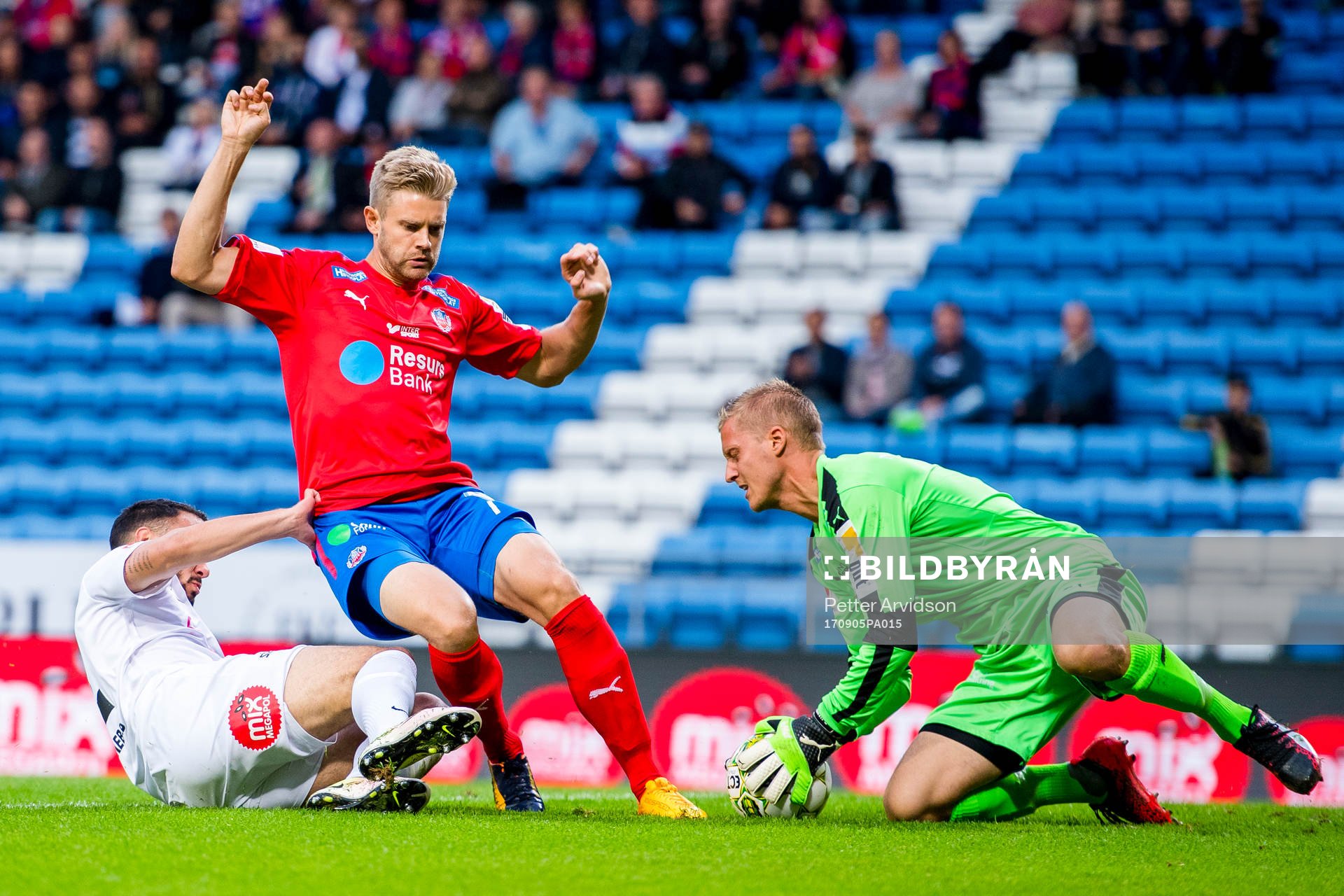Helsingborgs Viktor Ljung och målvakt Pär Hansson försvarar mot Dalkurds Richard Yarsuvat under fotbollsmatchen i Superettan mellan Helsingborg och Dalkurd den 5 september 2017 i Malmö.