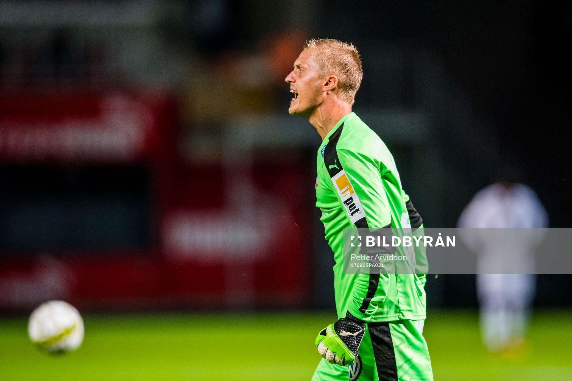 Helsingborgs målvakt Pär Hansson reagerar