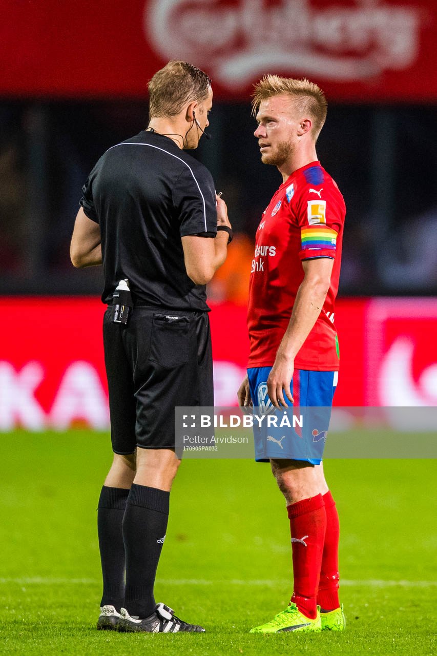 Helsingborgs Andreas Landgren i samtal med Domare Johan
