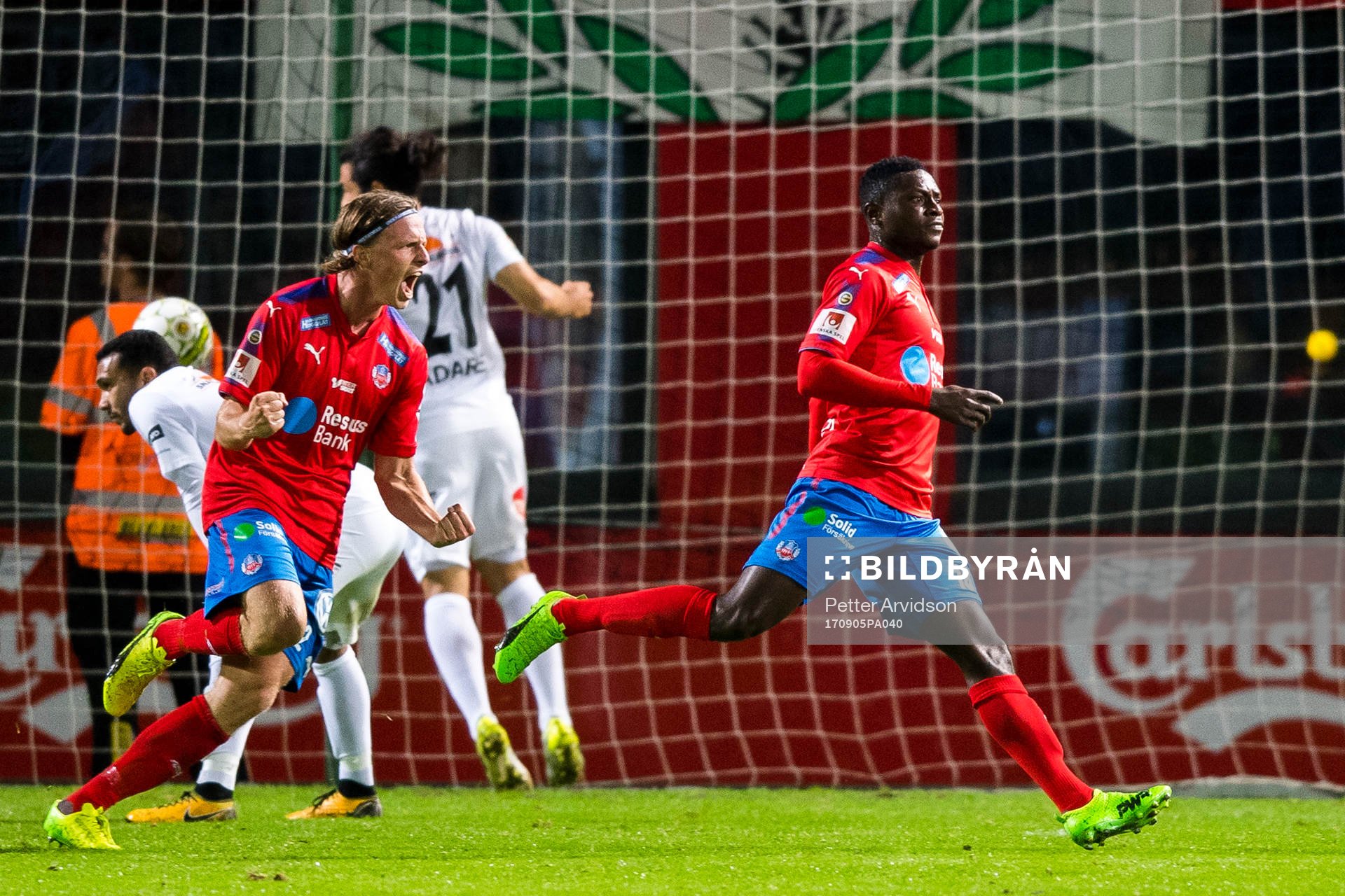 Helsingborgs Carl Johansson och Oke Akpoveta jublar efter 2-2 under fotbollsmatchen i Superettan mellan Helsingborg och Dalkurd den 5 september 2017 i Malmö.