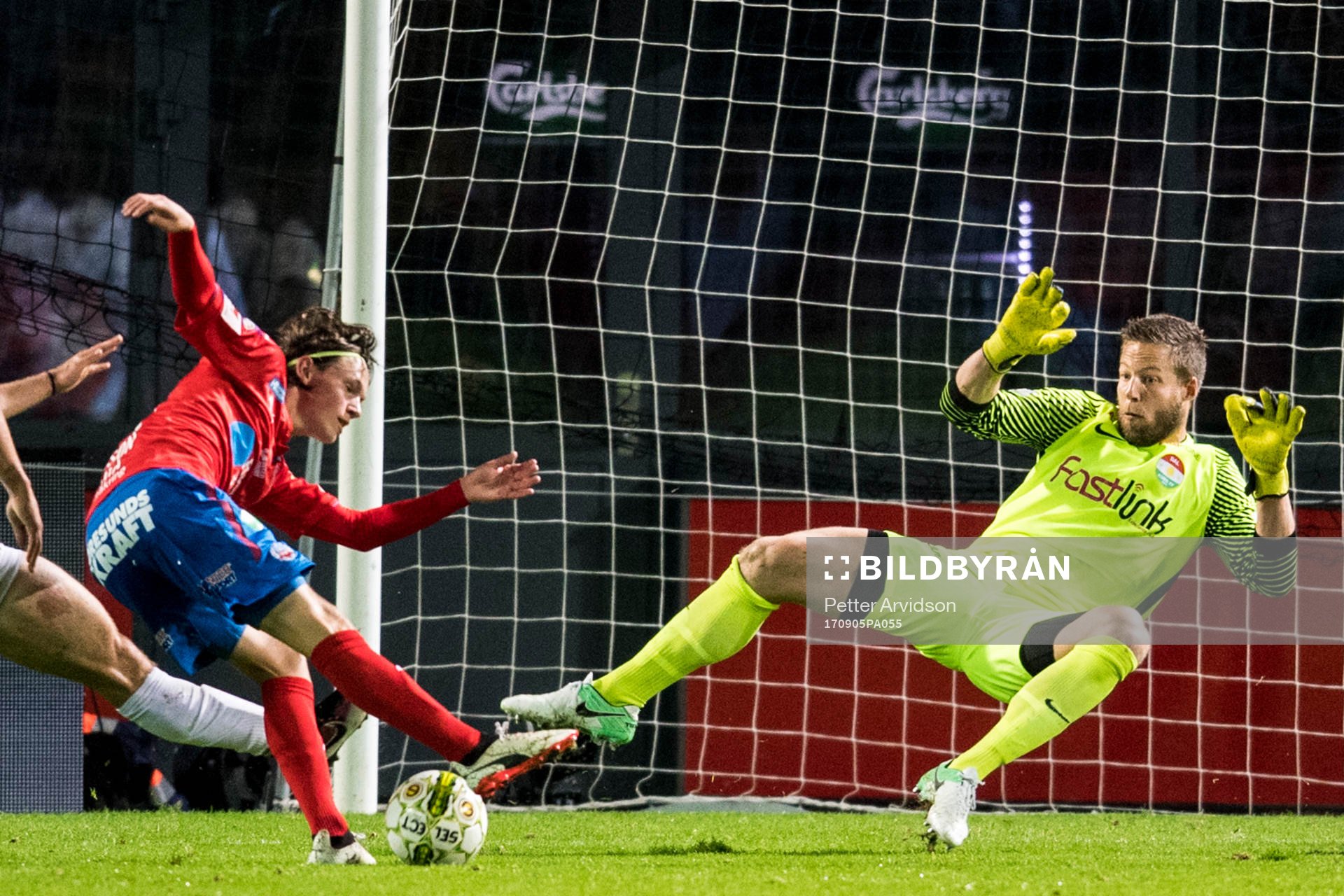 Helsingborgs Max Svensson skjuter mot Dalkurds målvakt