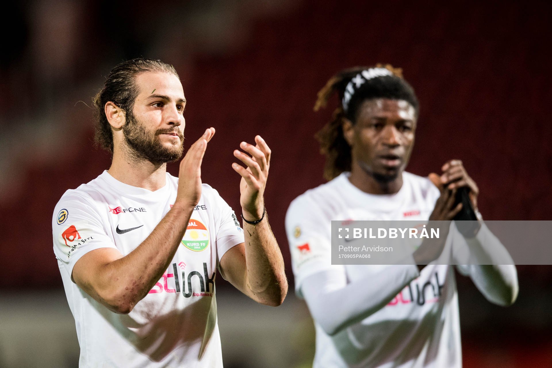 Dalkurds Alex De John och Kebba Ceesay tackar publiken