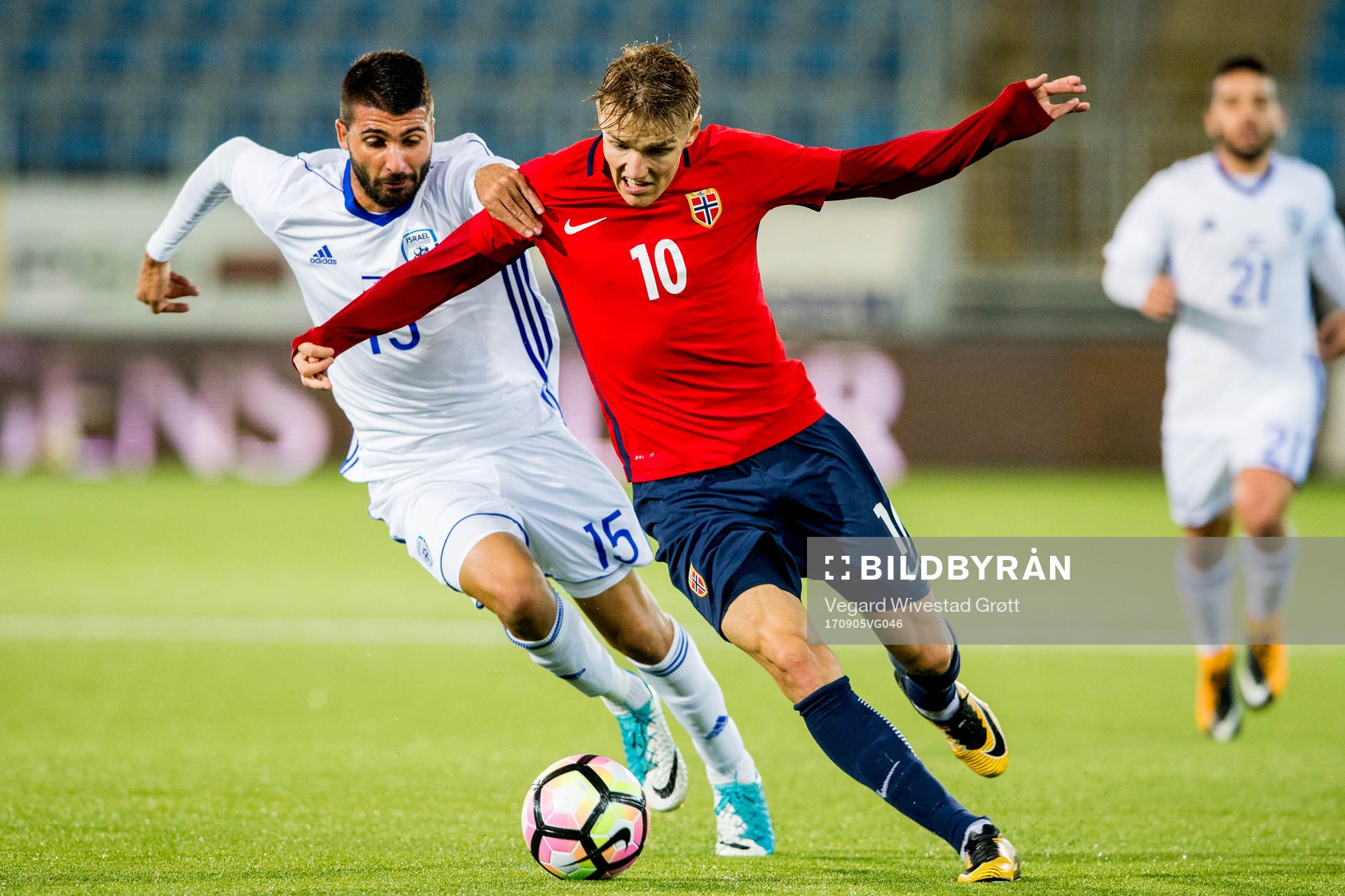 Raz Nahmias of Israel and Martin Ødegaard of Norway