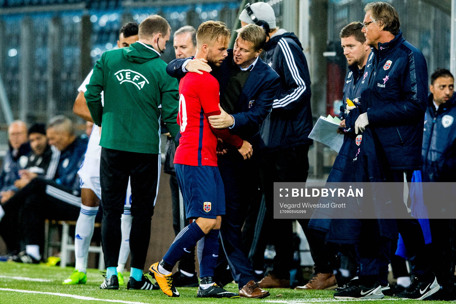 Sander Svendsen is being substituted off by Leif Gunnar
