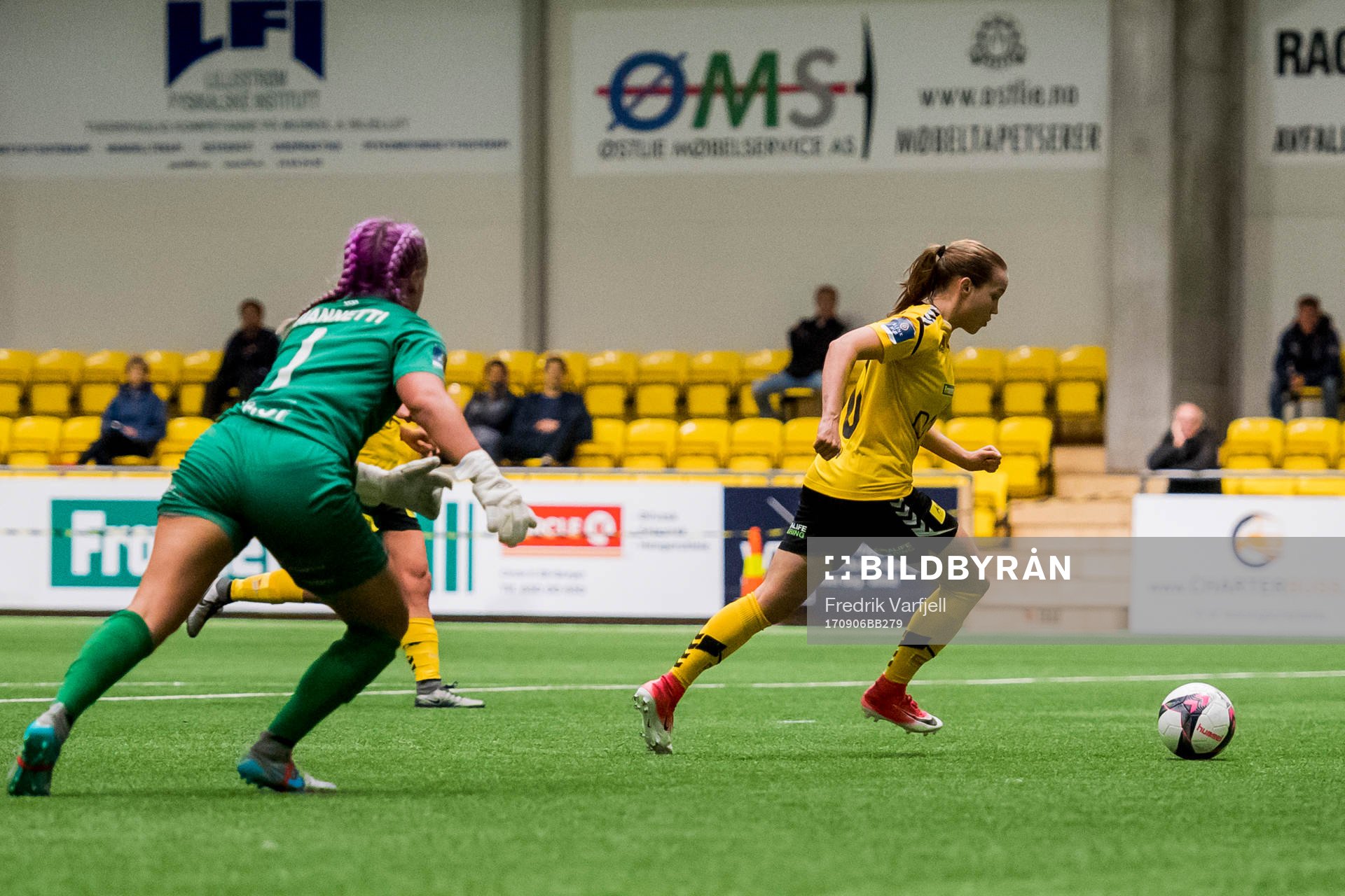 Guro Reiten of LSK kvinner scores 2-0 behind goalkeeper