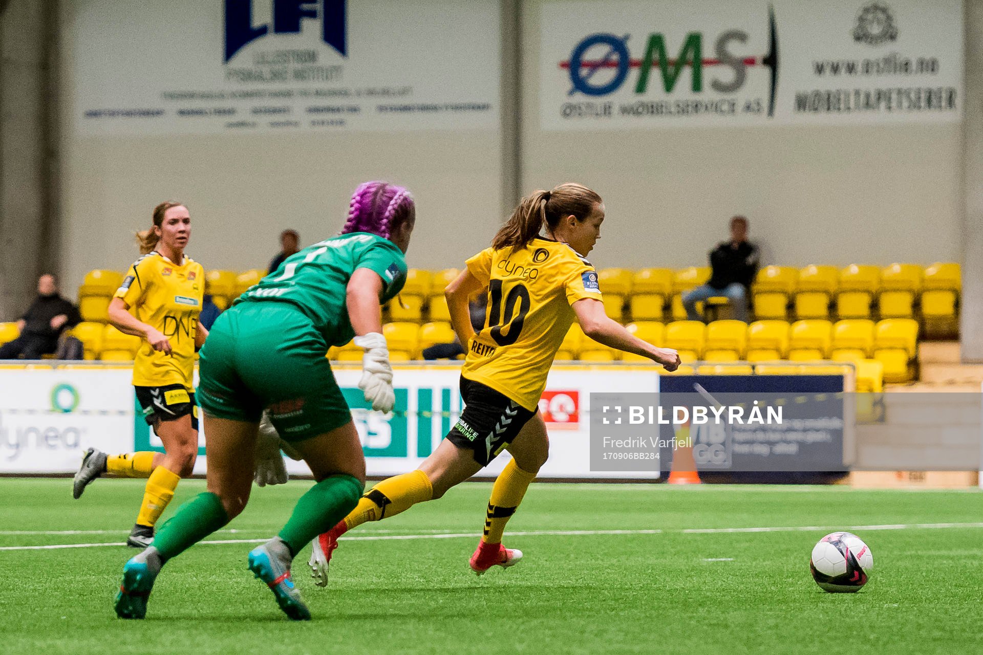 Guro Reiten of LSK kvinner scores 2-0 behind goalkeeper