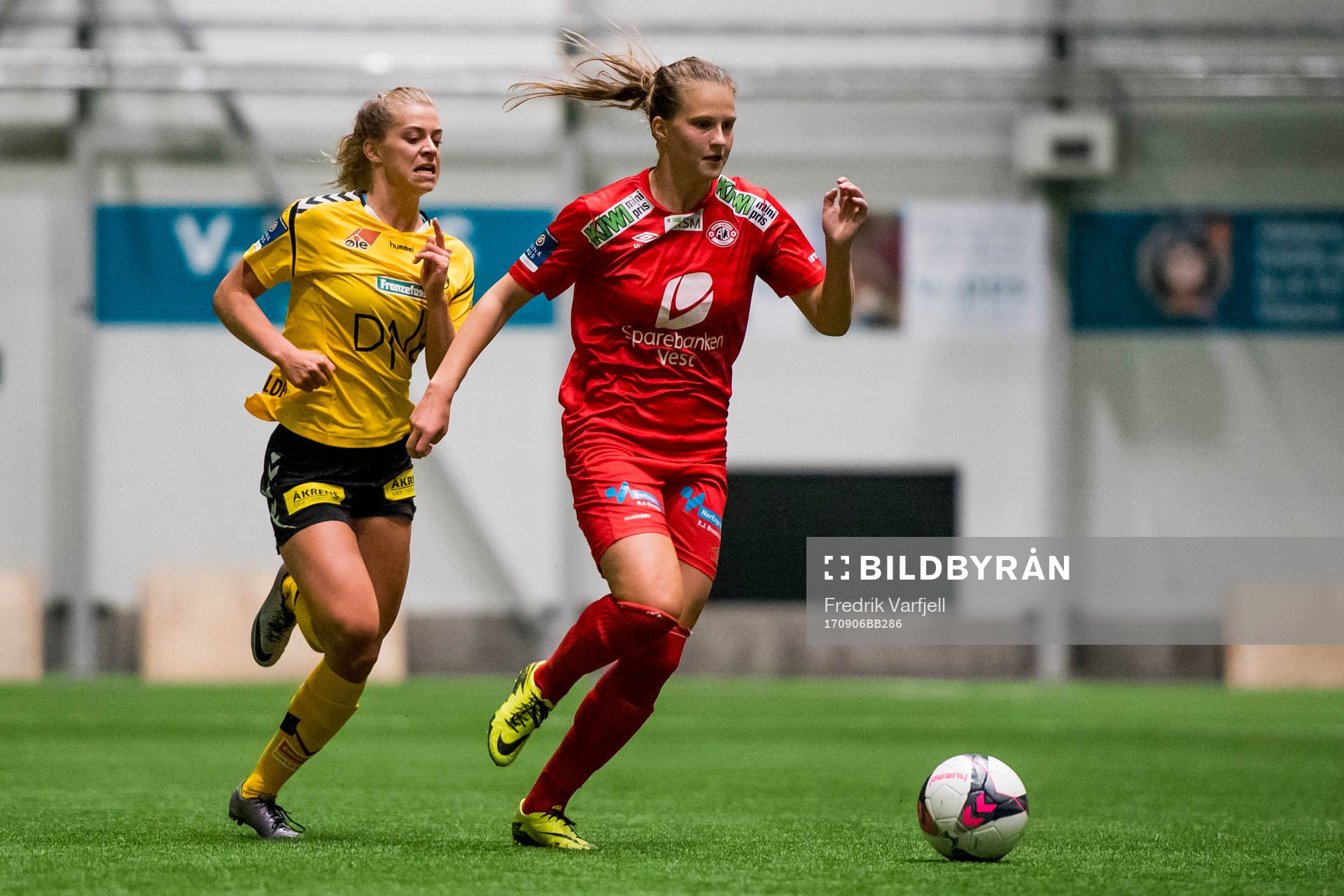 Ingrid Byrøygard Hansen of LSK kvinner and Elise Isolde