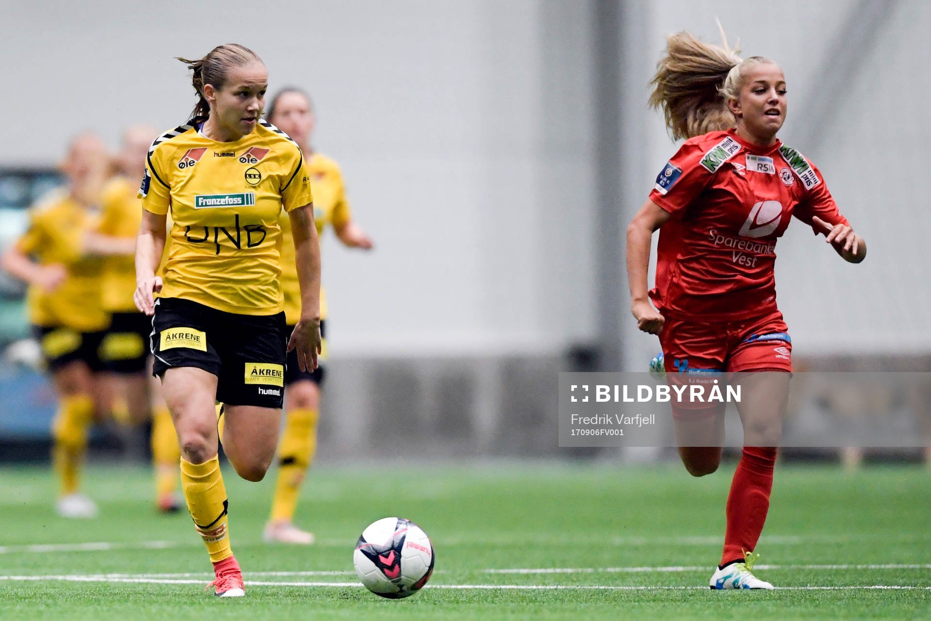 Guro Reiten of LSK kvinner and Rikke Bogetveit Nygard of