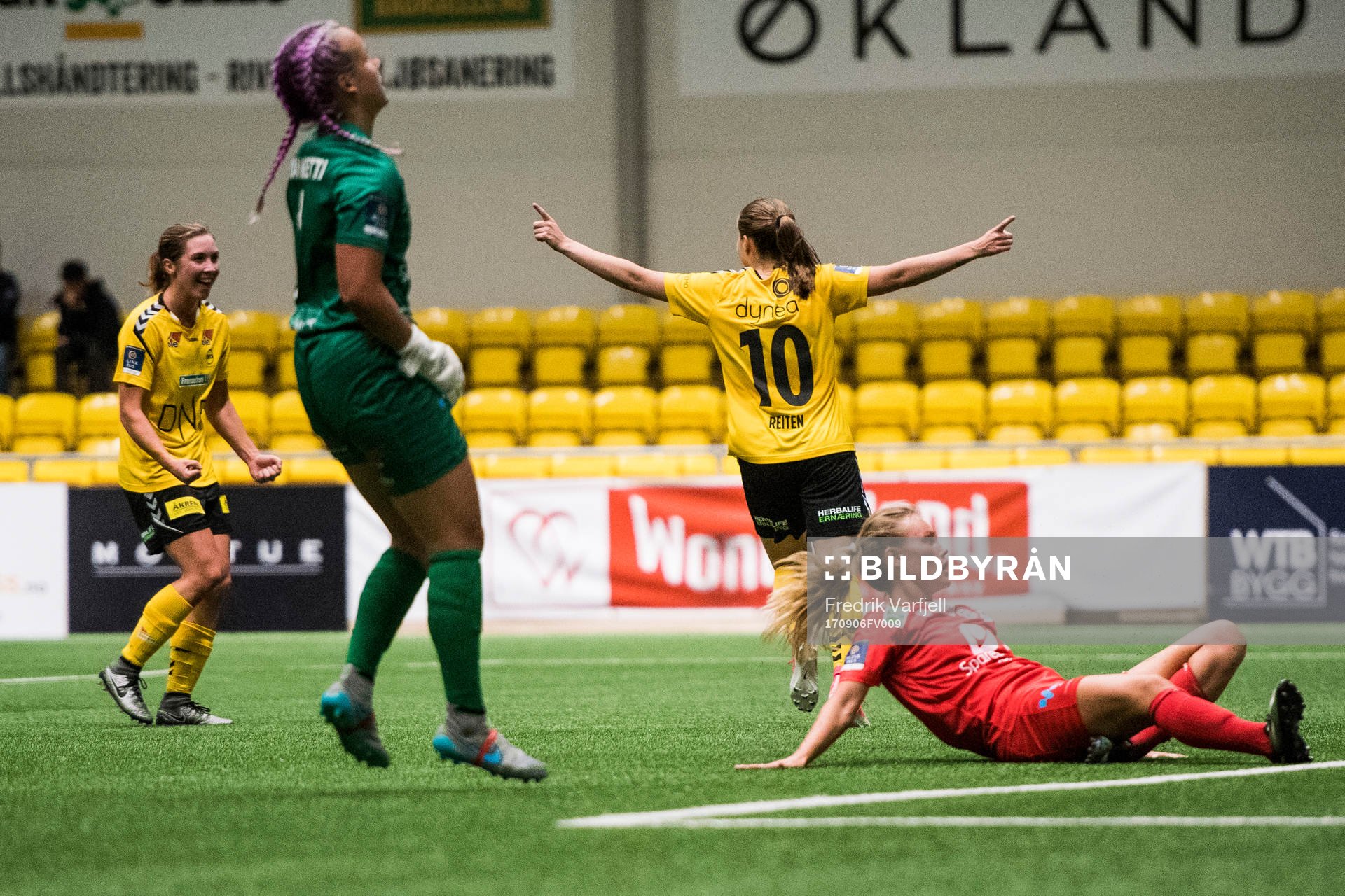 Guro Reiten of LSK kvinner celebrates with his teammates after scoring 2-0 during the Toppserien match between LSK kvinner and Arna-Bjørnar on September 6, 2017 in Lillestrøm.