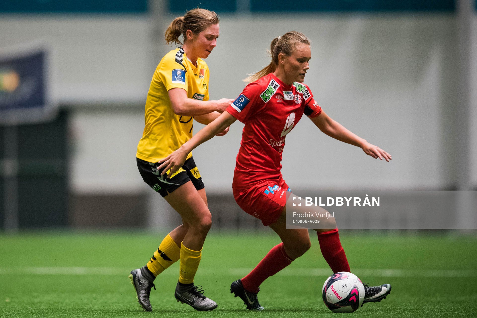 Marte Berget of LSK kvinner and Ingrid Østervold Stenevik