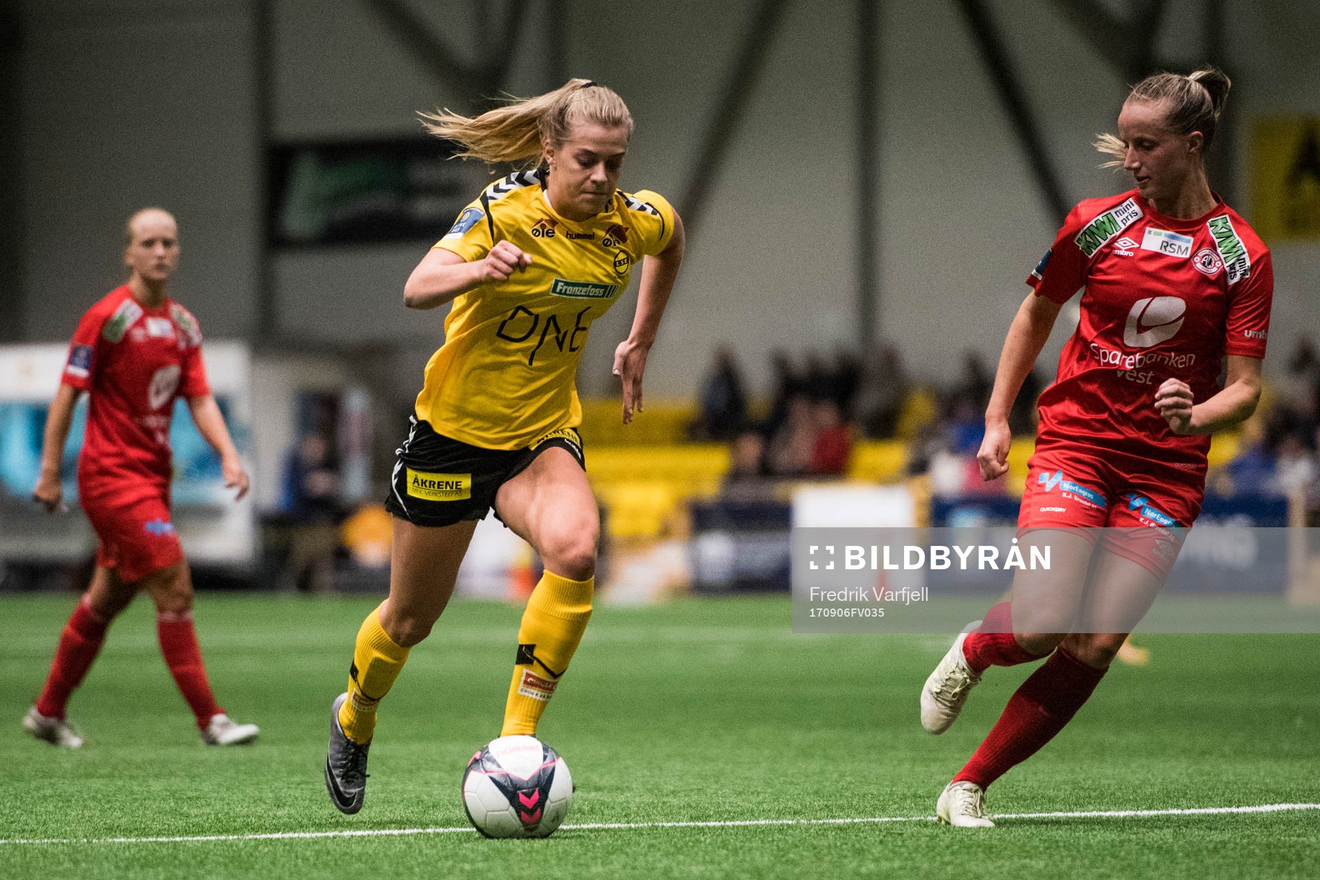 Ingrid Byrøygard Hansen of LSK kvinner and Helene Lokøy