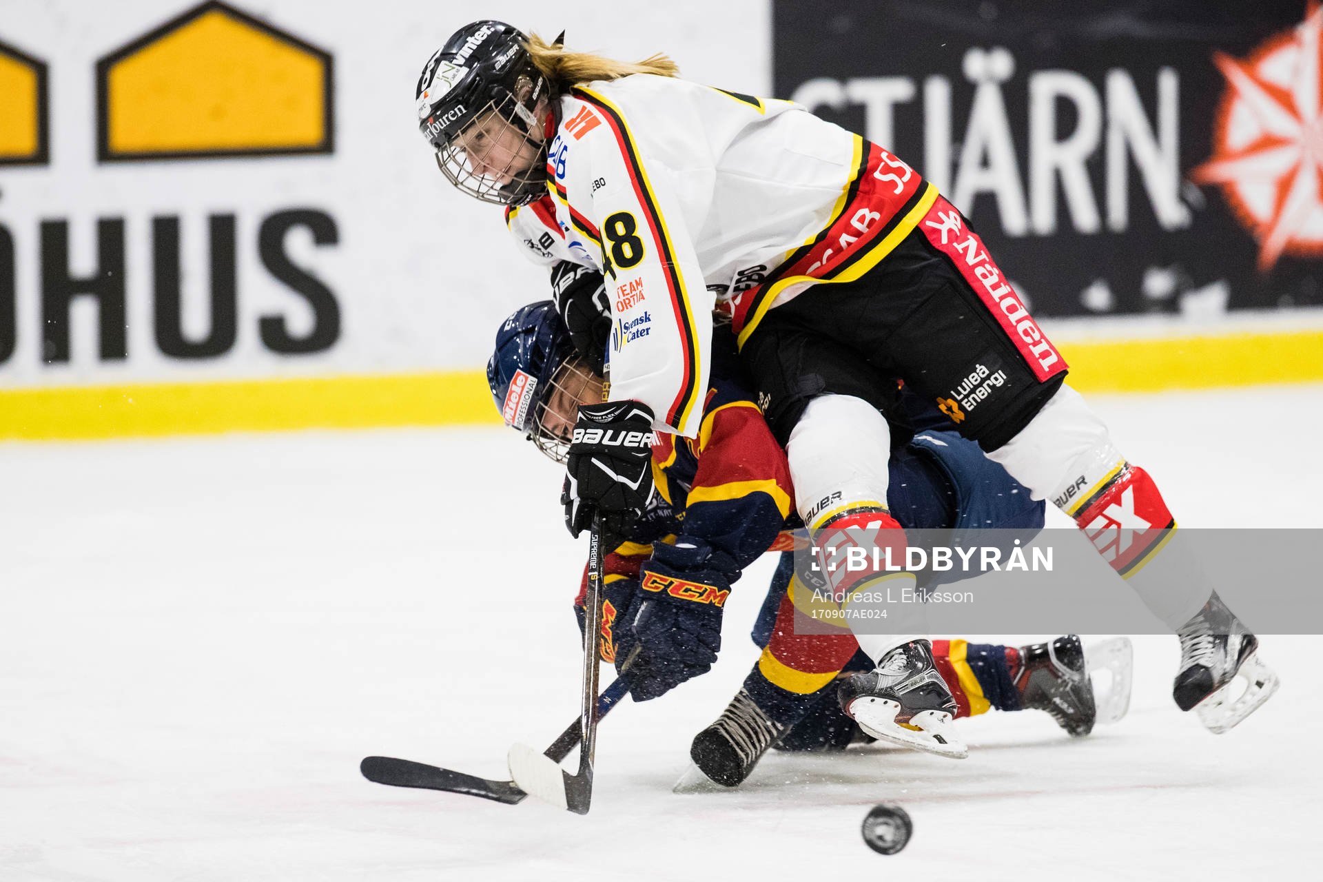 Djurgårdens Josefine Holmgren i kamp om pucken med Luleås