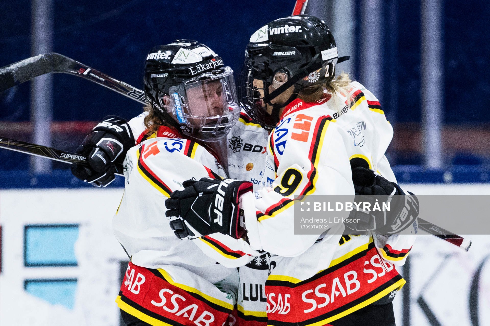 Luleås Jenni Hiirikoski och Emma Nordin jublar