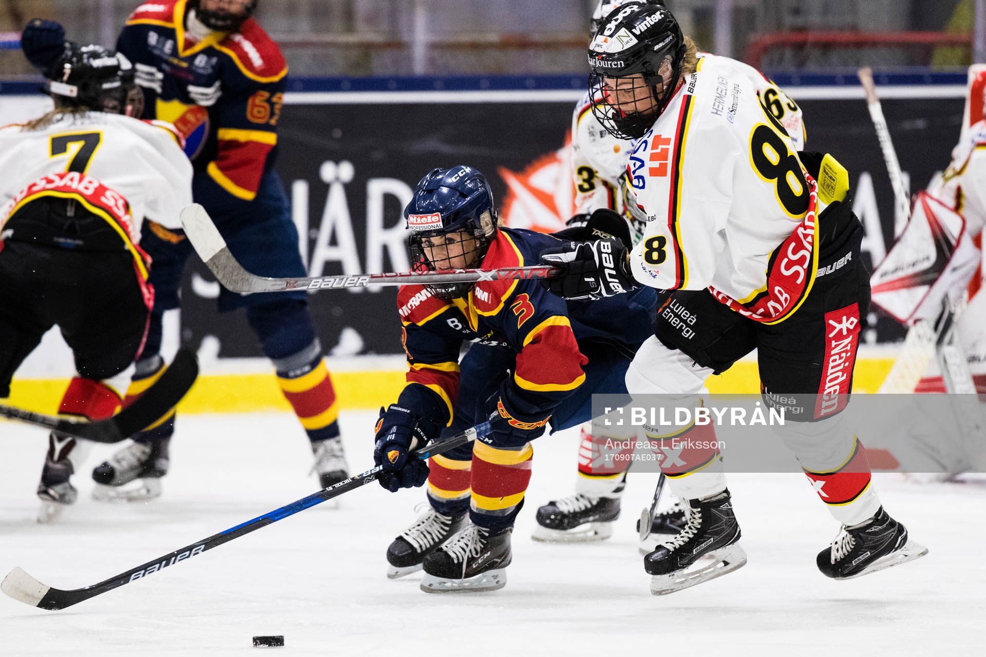 Djurgårdens Tori Hickel i kamp om pucken med Luleås Emma