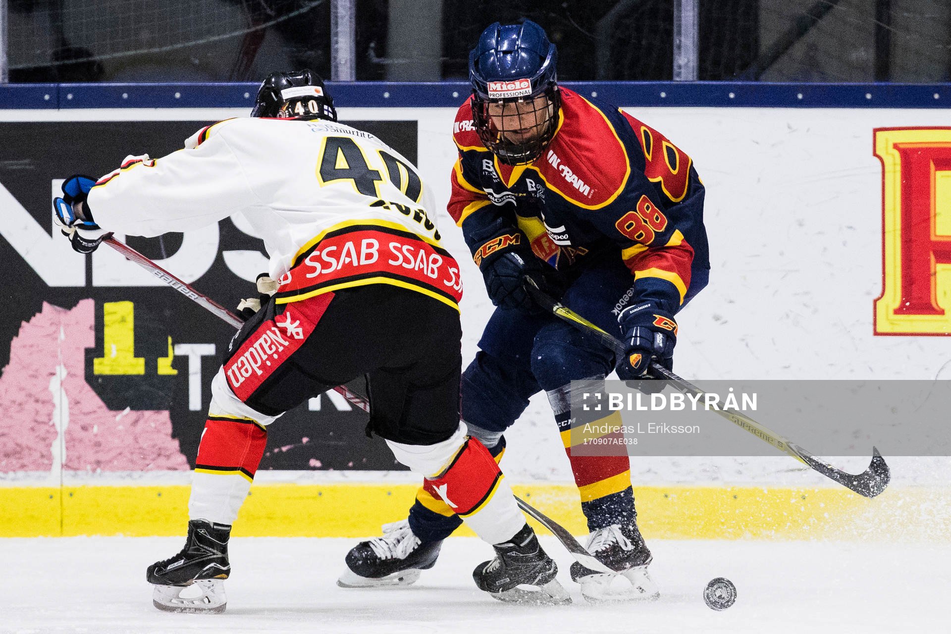 Luleås Noora Tulus i kamp om pucken med Djurgårdens Hanna