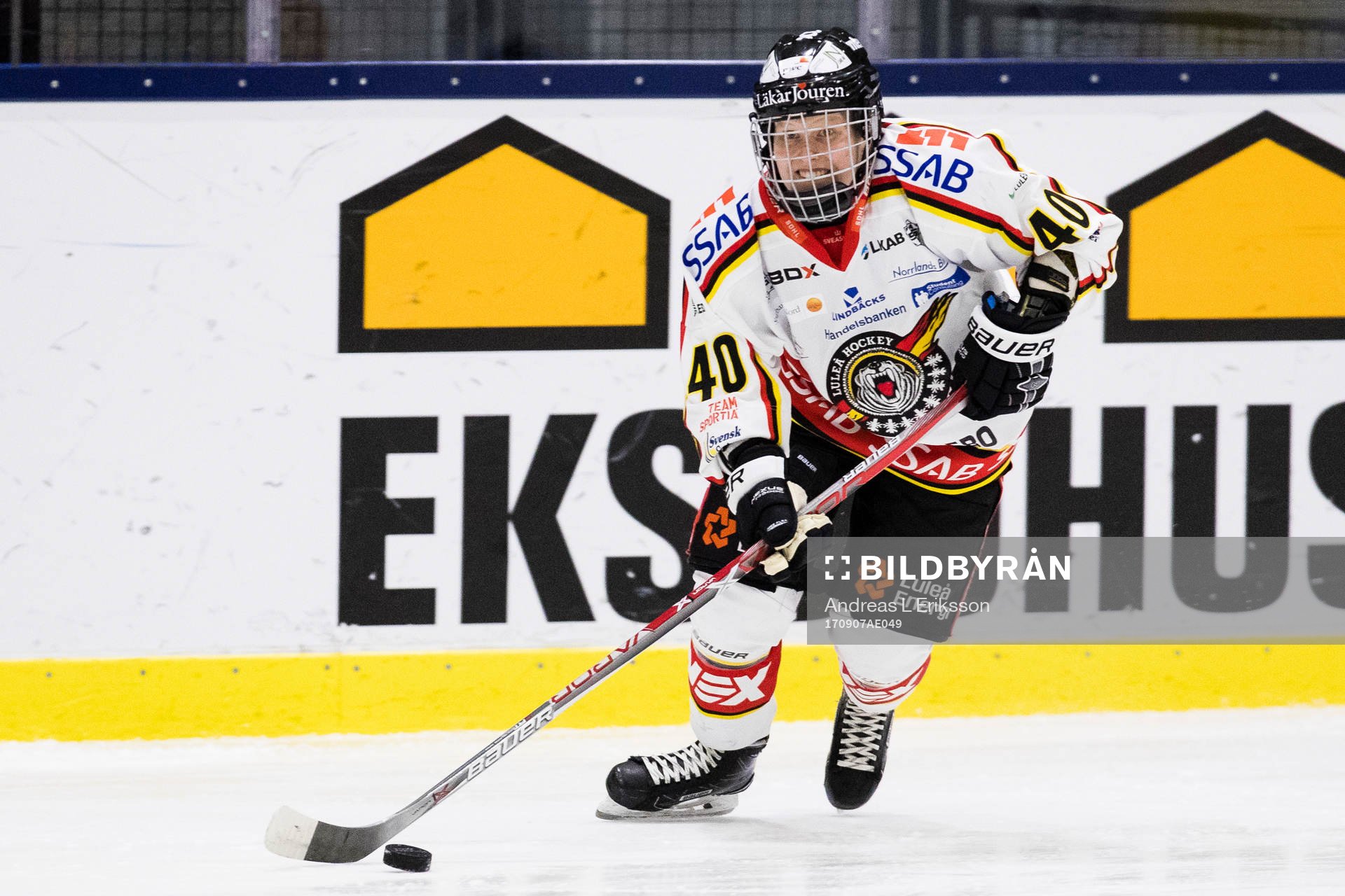 Luleås Noora Tulus med pucken
