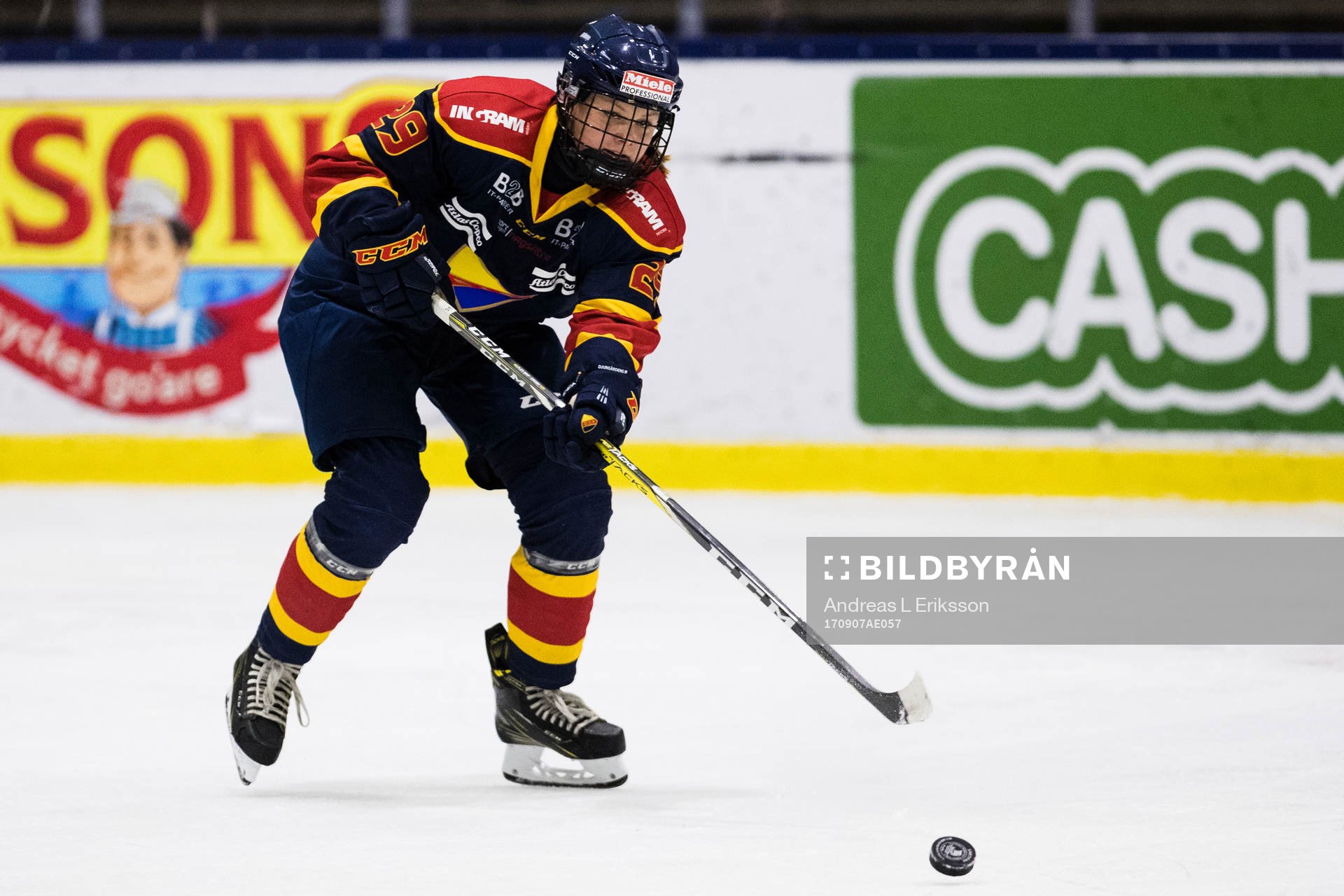 Djurgårdens Josefin Bouveng med pucken