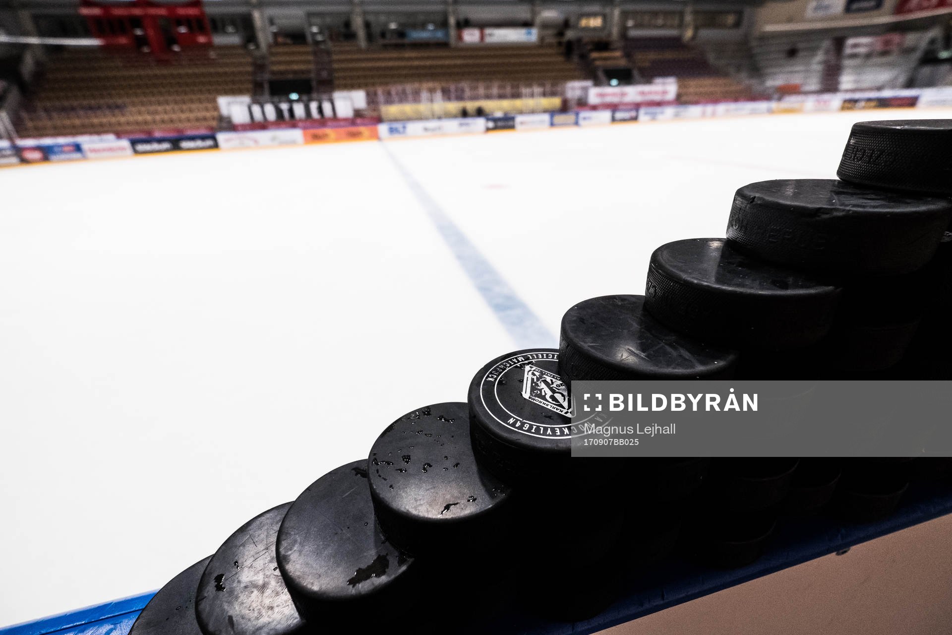 puckar i NKT arena innan träningsmatchen i ishockey mellan
