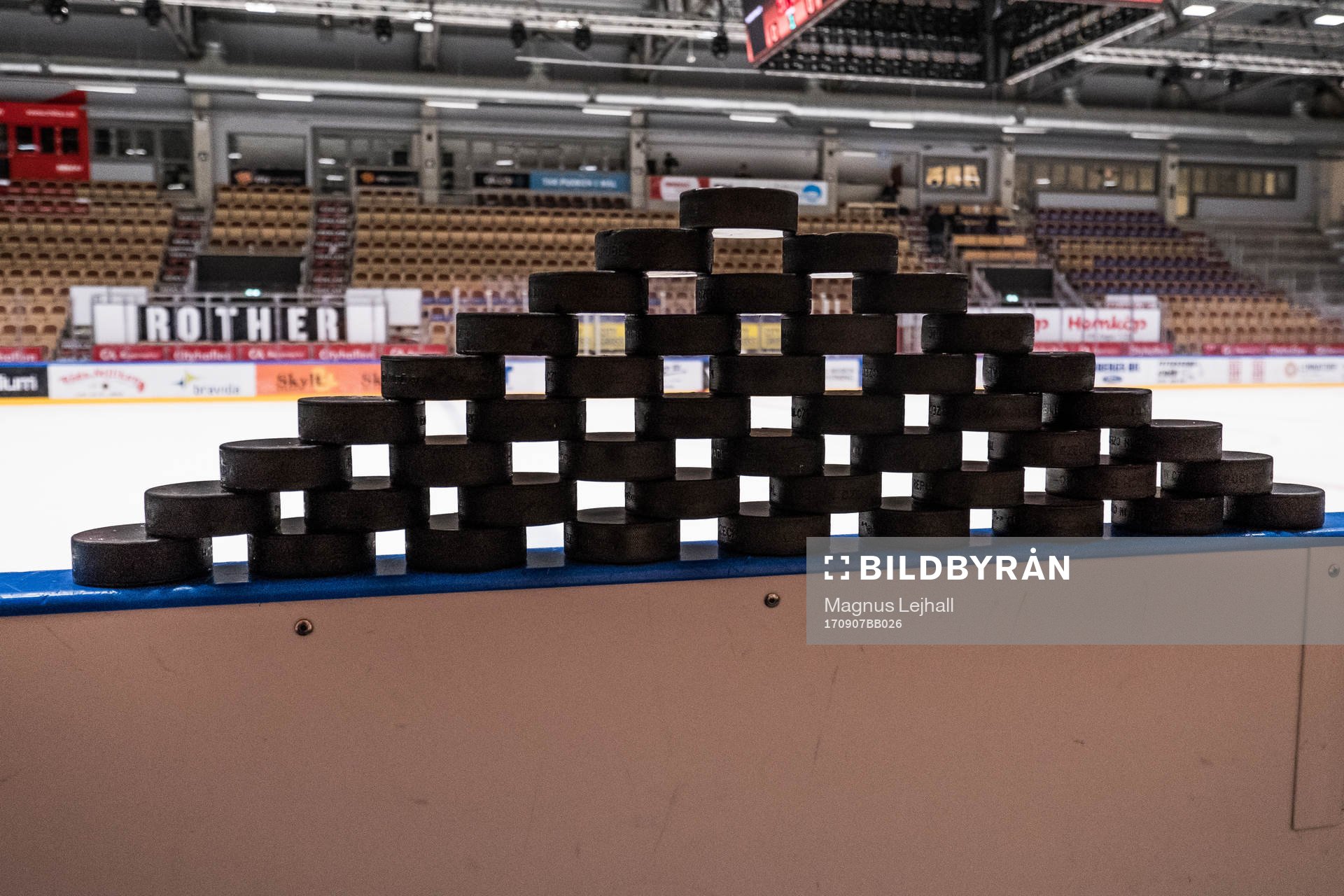 puckstapel i NKT arena innan träningsmatchen i ishockey
