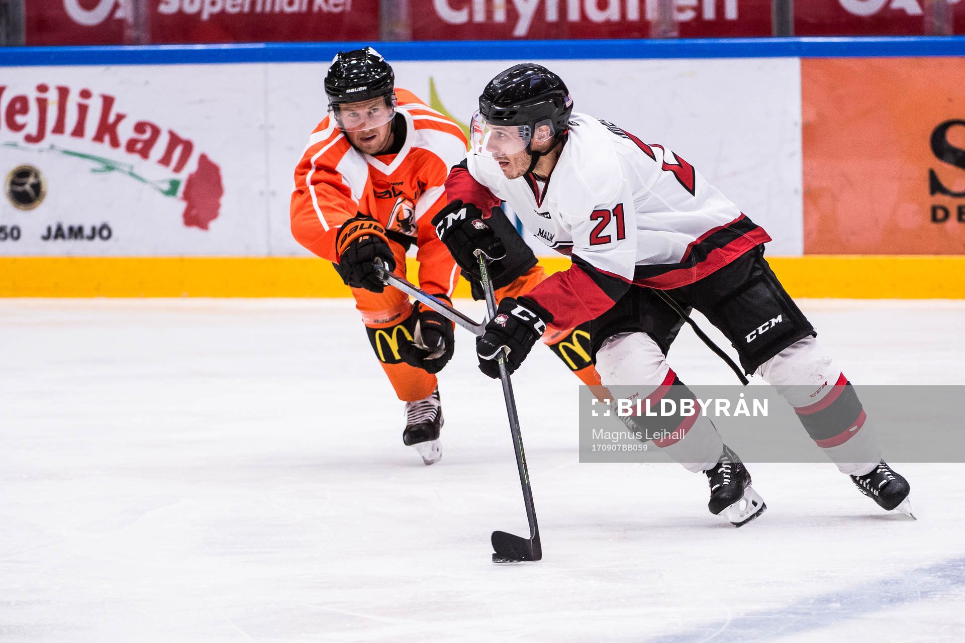 Malmö Redhawks Andy Miele och Karlskronas Marcus Paulsson