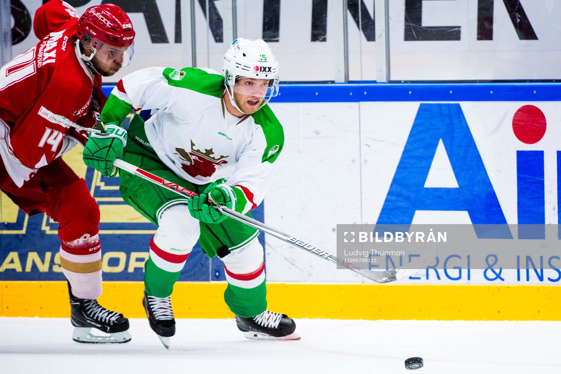 Trojas Tobias Törnkvist jagar Rögles Simon Ryfors