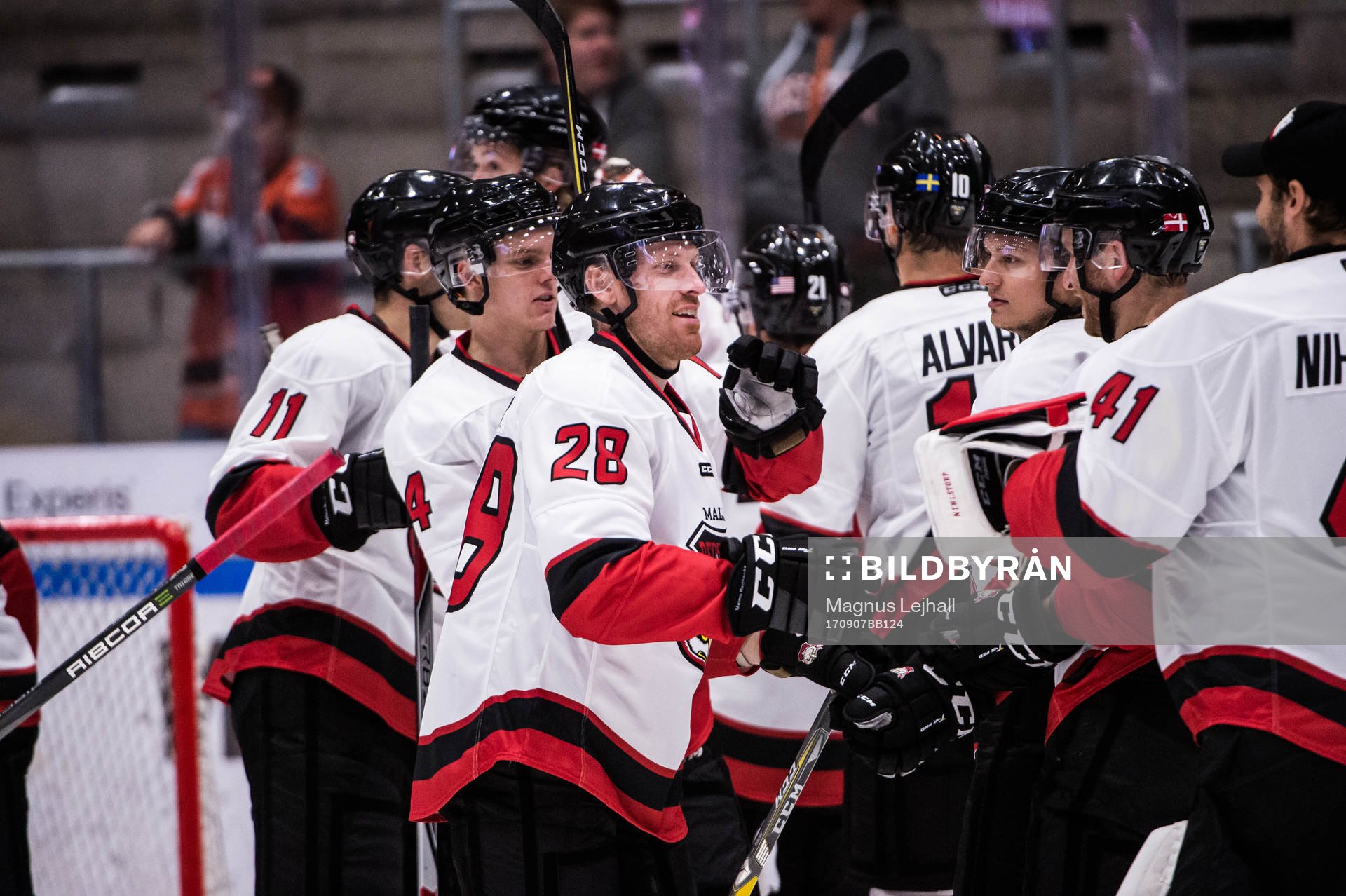Malmö Redhawks Jens Olsson jublar med laget