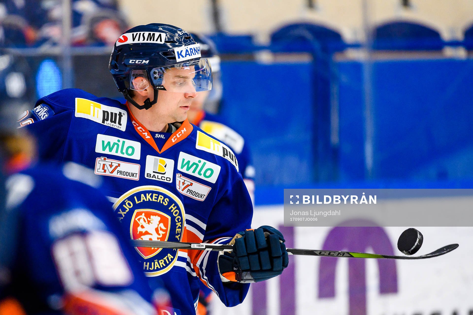 Växjös Janne Pesonen bollar med pucken