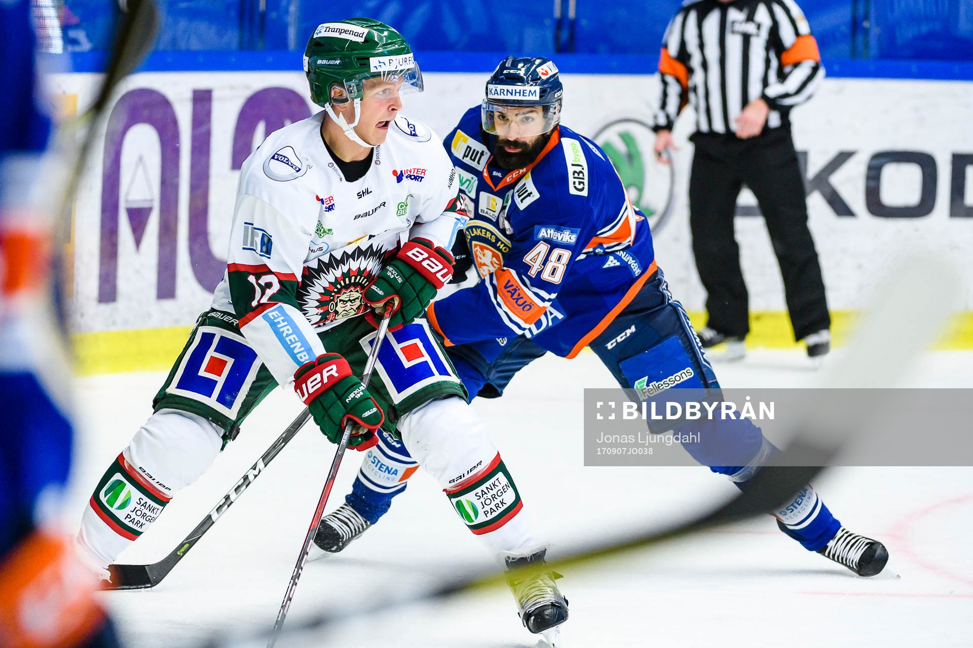 Frölundas Max Friberg jagas av Växjös Daniel Rahimi