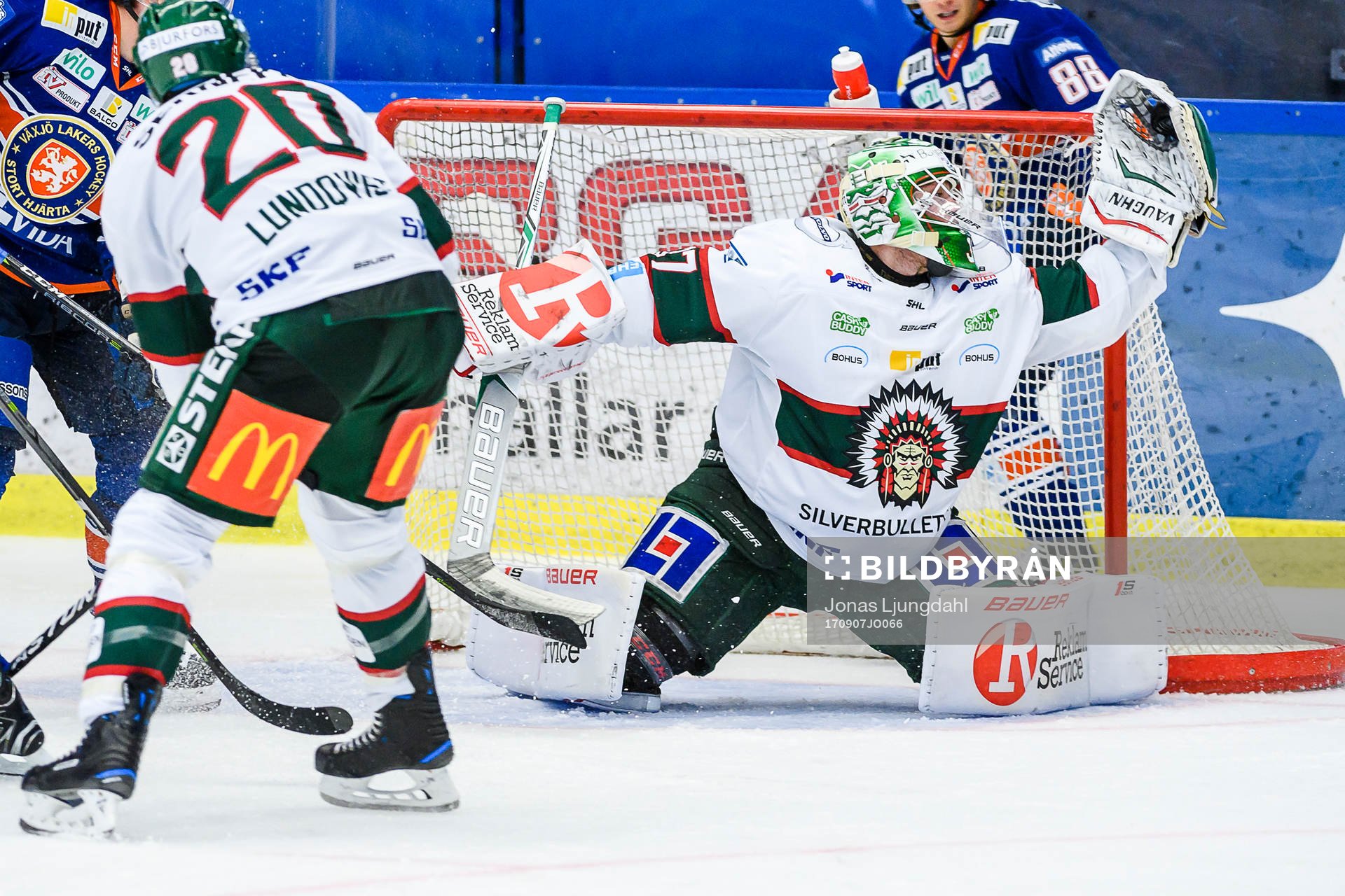 Frölundas målvakt Johan Gustafsson plockar en puck