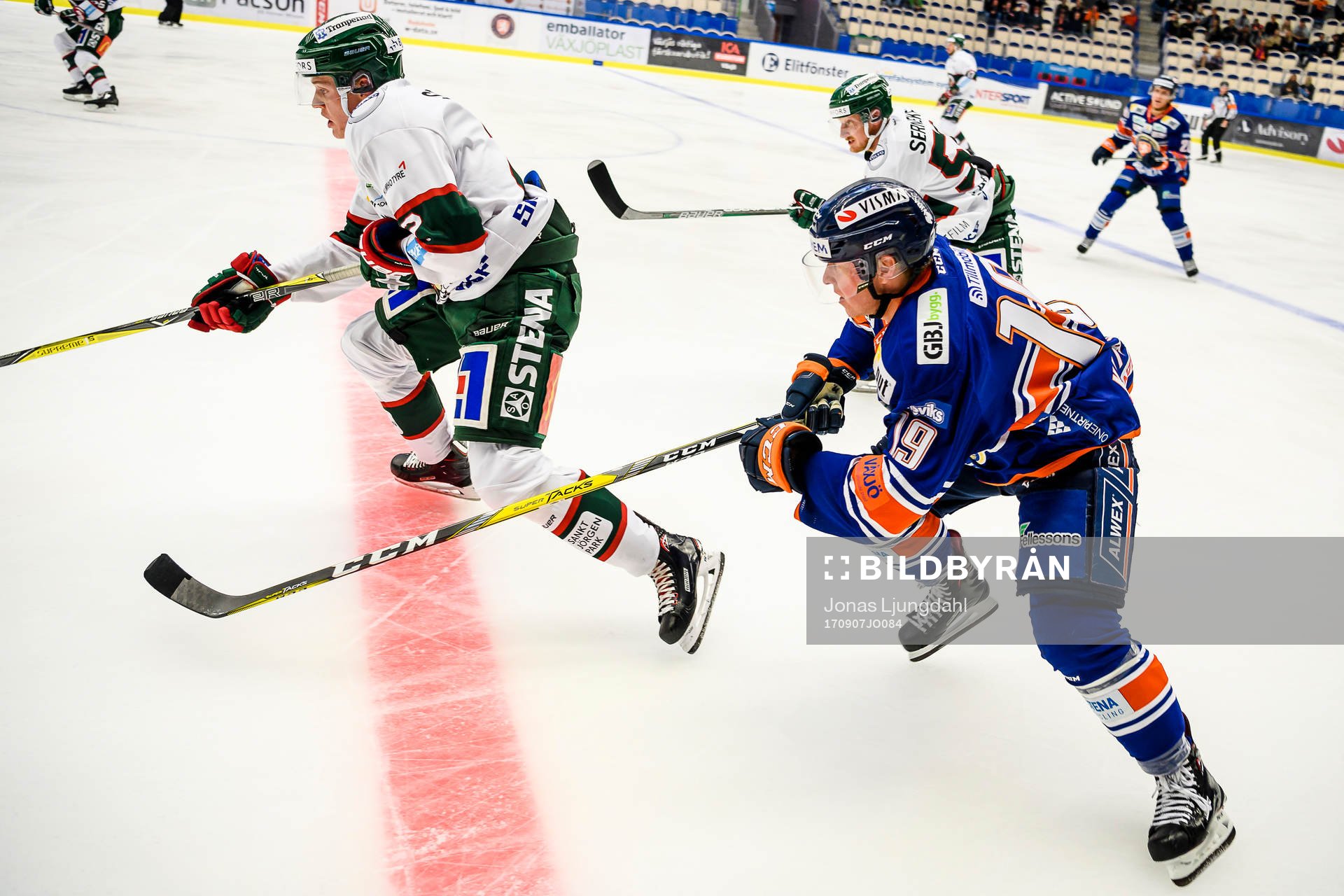 Växjös Tuomas Kiiskinen jagar Frölundas Johannes