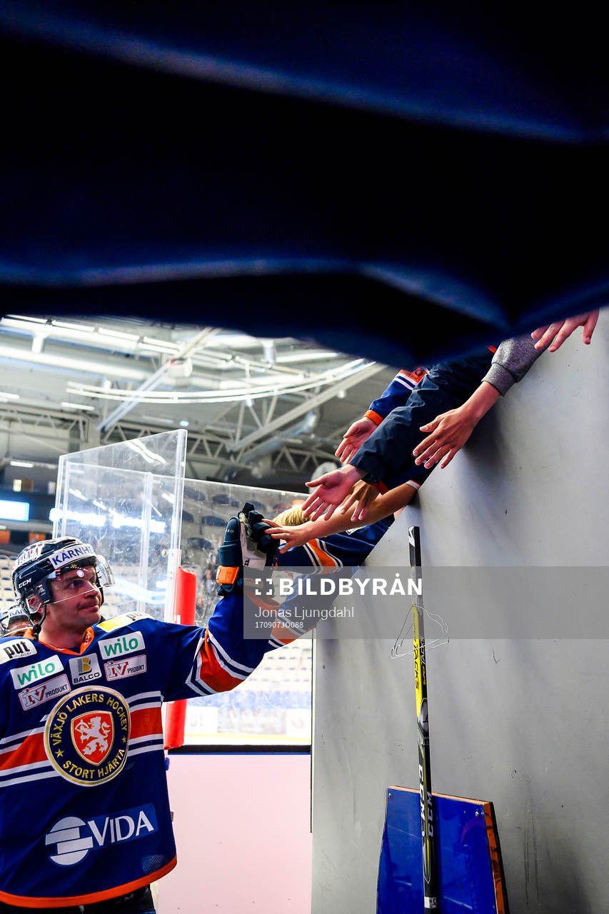 Växjös Janne Pesonen hälsar på fansen