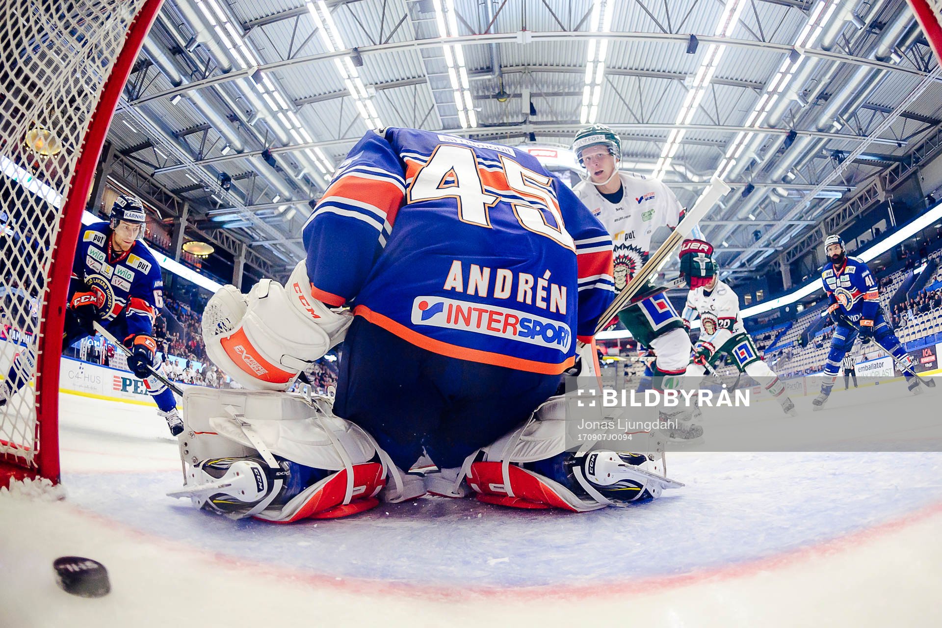 Frölundas Max Friberg skjuter pucken i mål till 2-3 bakom