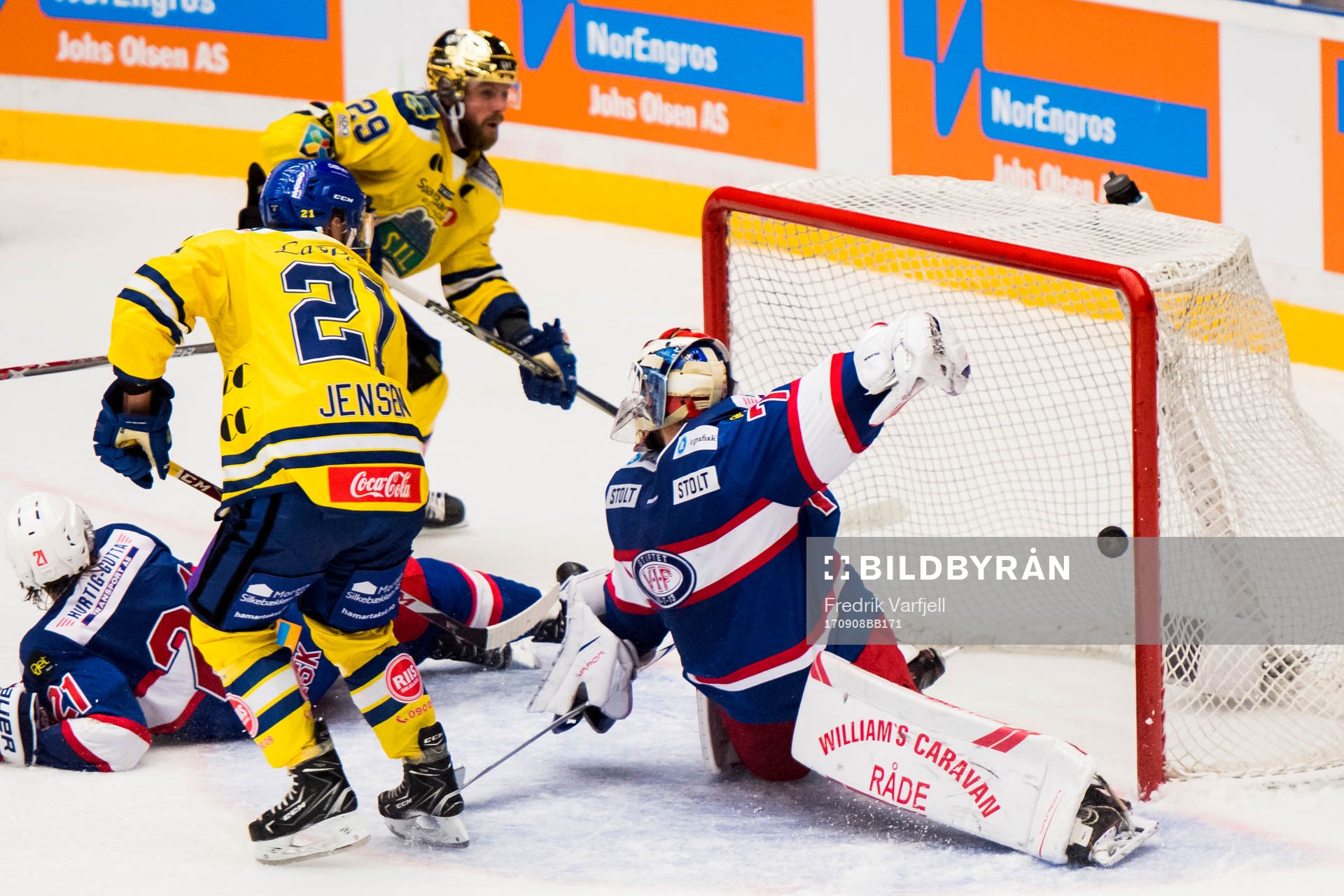 Robin Dahlstrøm scores 4-3 behind goalkeeper Stefen Søberg