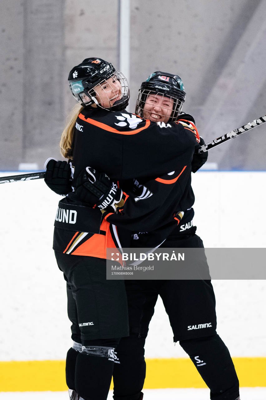 s Andrine Furulund och Tawnya Guindon  jublar