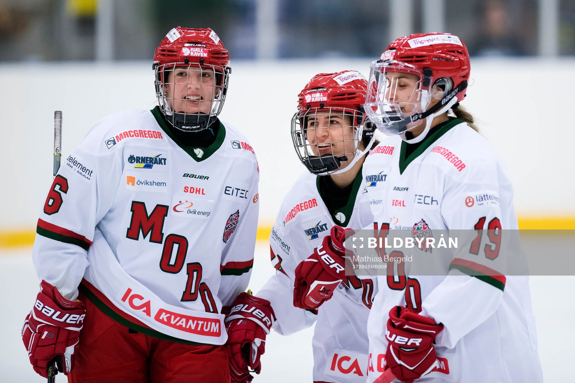 Modos Matilda Elfving och Kaitlyn Tougas jublar med