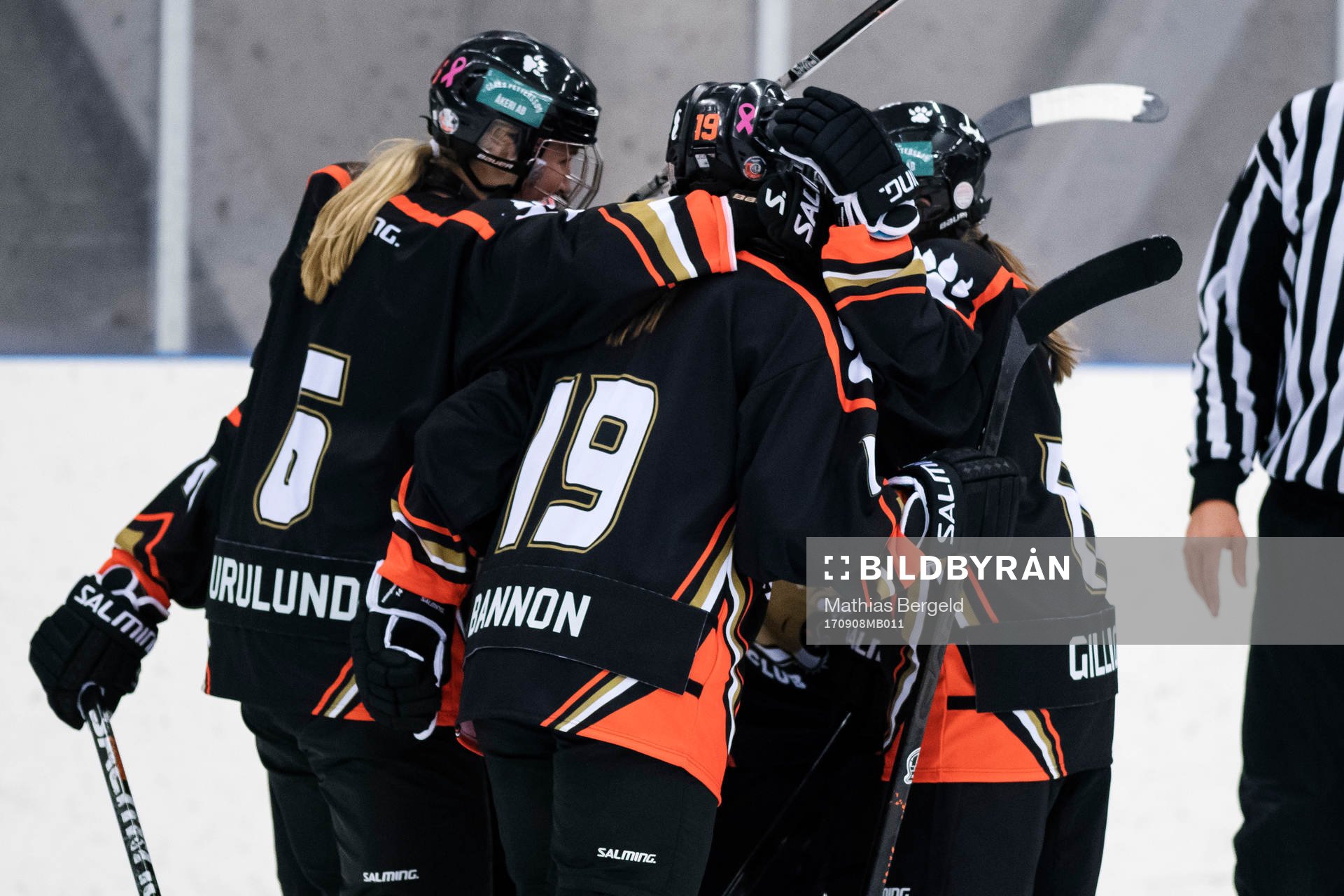 s Andrine Furulund och Genevieve Bannon jublar med